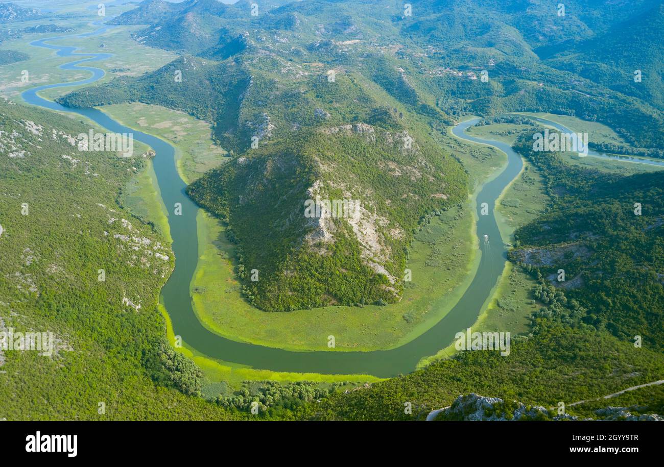 Der gewundene Fluss Crnojevicha in den Bergen Montenegros Stockfoto