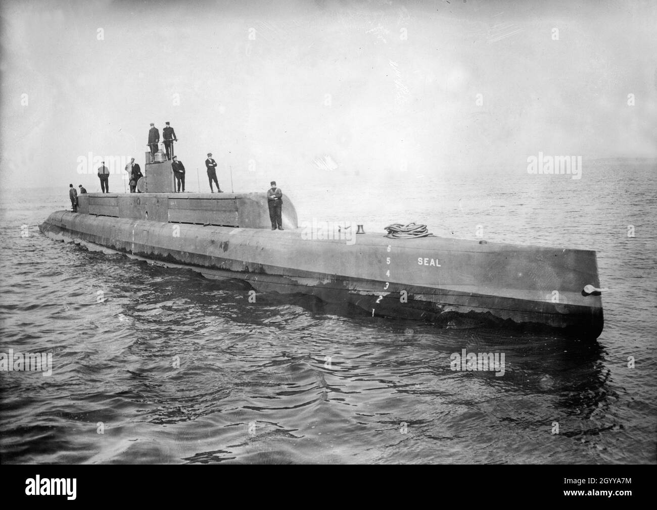 Ein Vintage-Foto aus der Zeit um 1911 vom U-Boot USS Seal G-1 (SS-19½), das am 8. Februar 1911 vom Ingenieur Simon Lake entworfen und von der Newport News Shipbuilding Company gebaut wurde. Sie wurde nach der Demisionierung als Ziel verwendet und am 21. Juni 1921 versenkt Stockfoto