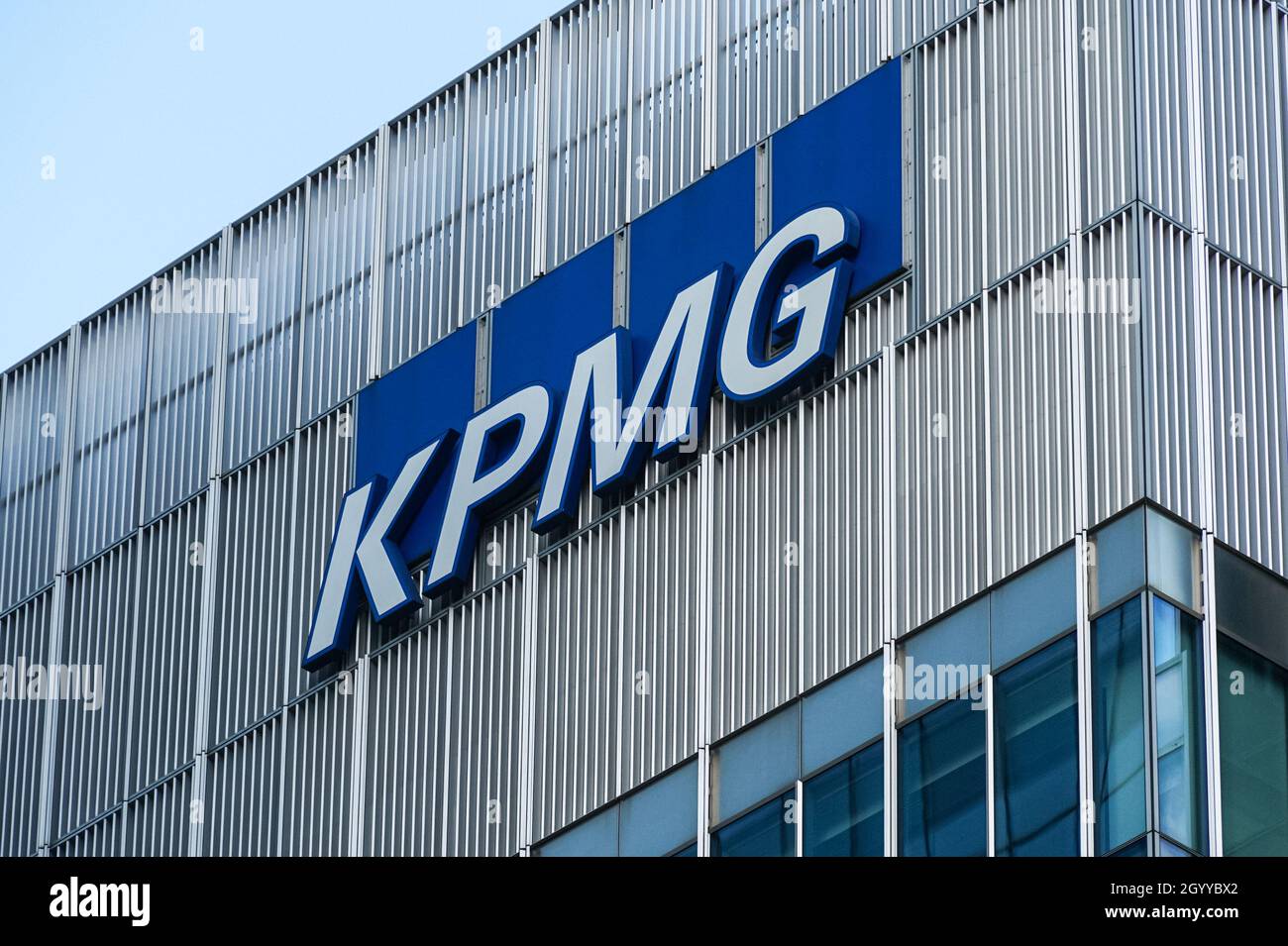KPMG-Logo in ihren Büros im Finanzdistrikt Canary Wharf in London, England Großbritannien Stockfoto