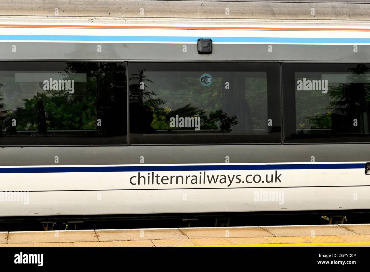 Birmingham England - Juli 2021: Seitenansicht eines Zuges der Chiltern Railways neben einem Bahnsteig Stockfoto