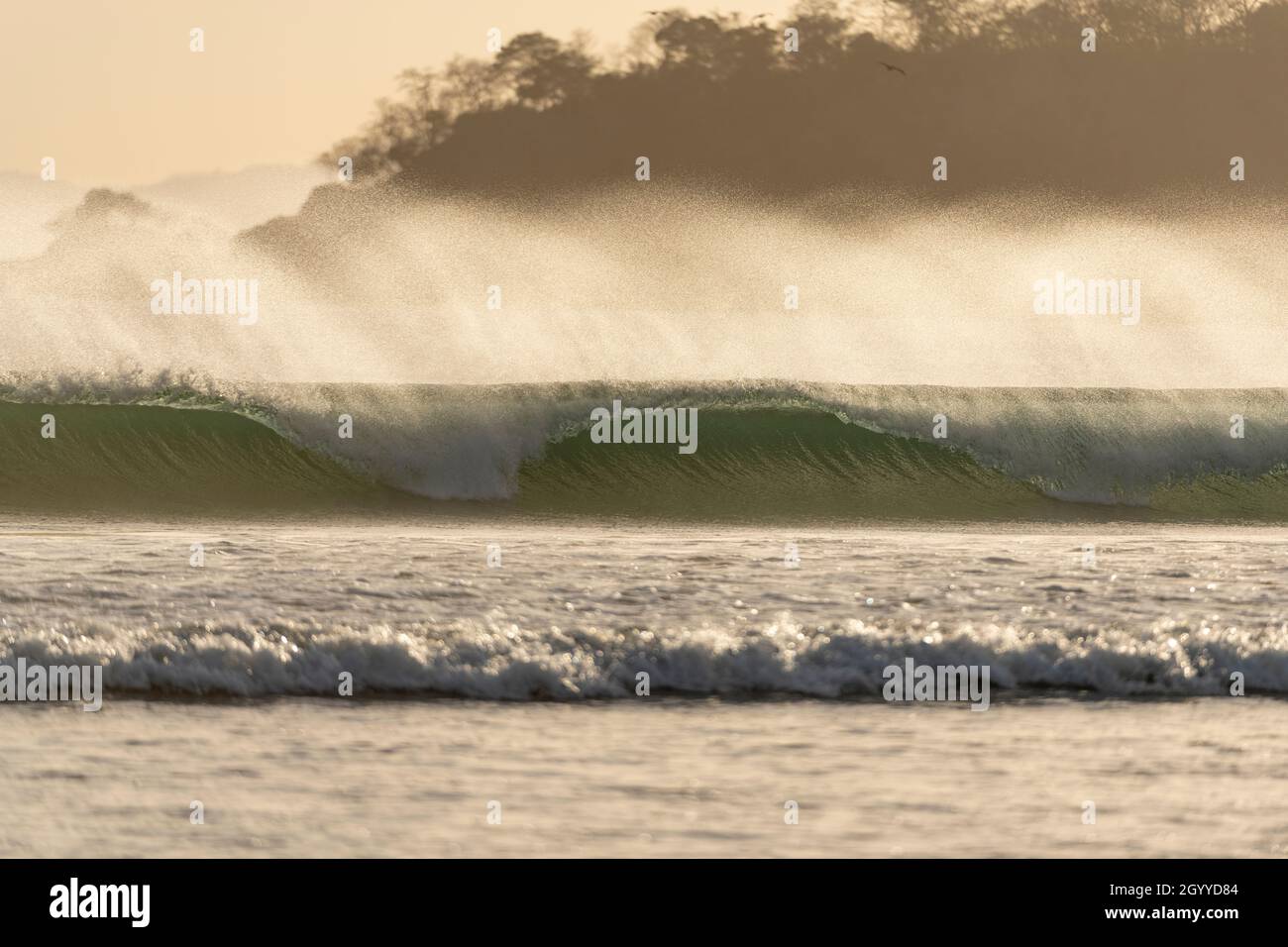 Große Wellen bei Sonnenuntergang in playa Venao, Panama, Mittelamerika Stockfoto