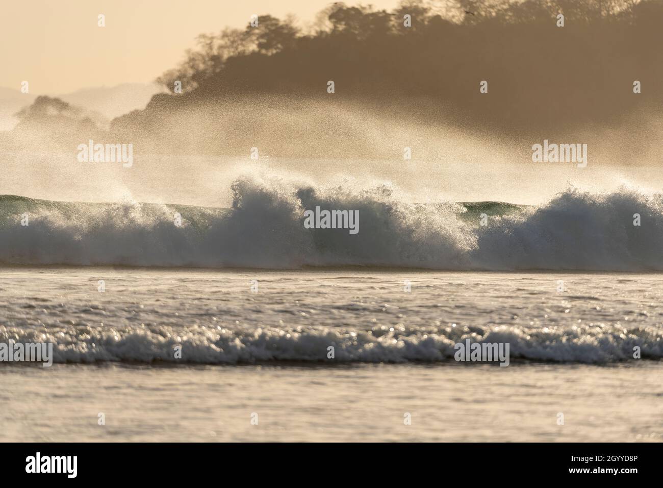 Große Wellen bei Sonnenuntergang in playa Venao, Panama, Mittelamerika Stockfoto
