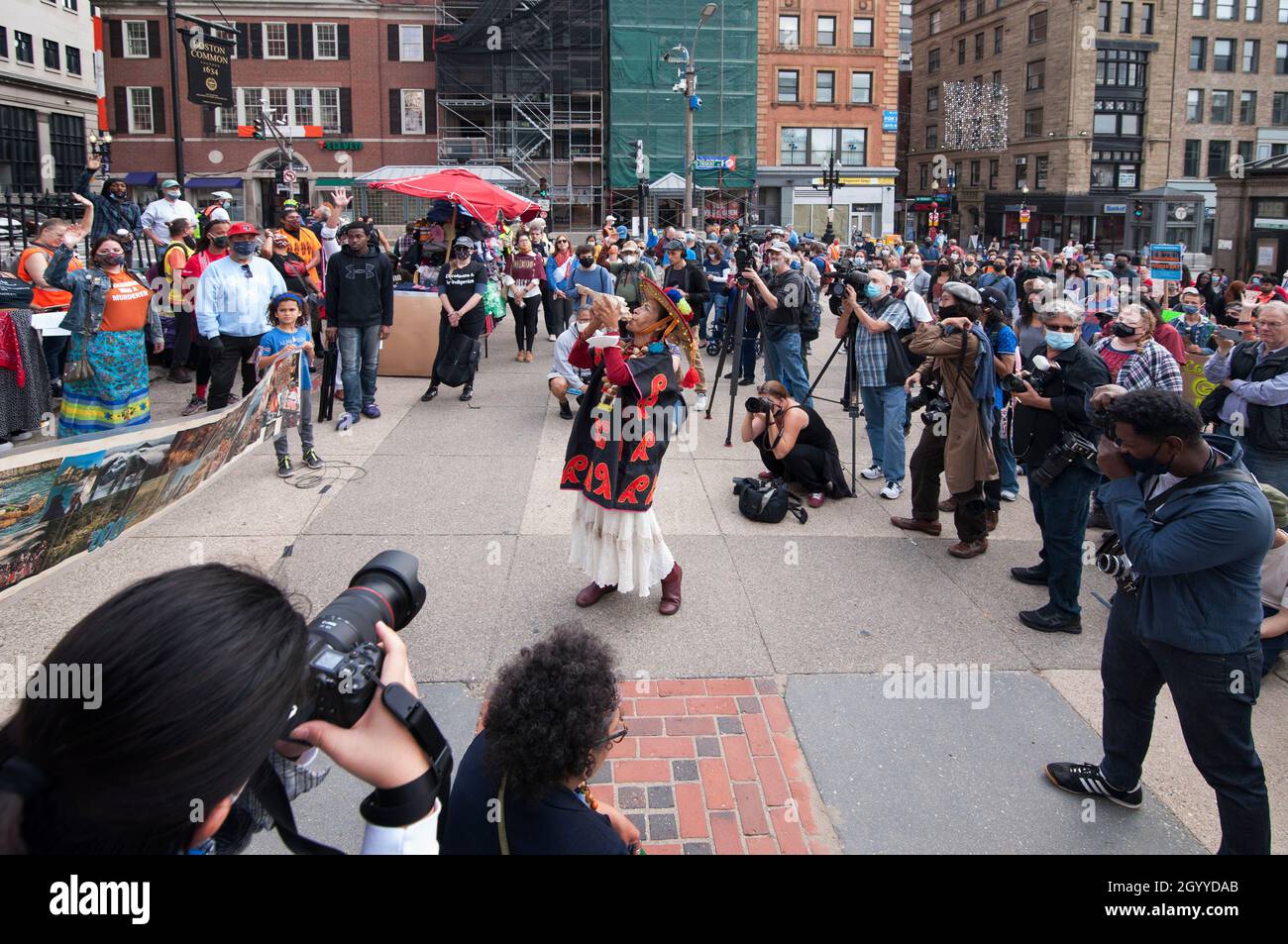 Kundgebung zur Unterstützung des Tages der indigenen Völker, Boston, Massachusetts, USA. 09 Okt. 2021. Mehr als 500 Indianer und Unterstützer versammelten sich beim Boston Common und marschierten durch das Zentrum von Boston zum Wasser im Christopher Columbus Park. Anfang der Woche unterzeichnete der amtierende Bürgermeister von Boston, Kim Janey, einen Executive Order, der am zweiten Montag im Oktober den „Tag der indigenen Völker“ in Boston vornahm. Im Oktober 2021 haben acht US-Bundesstaaten und Washington D.C. den Tag der indigenen Völker zum Feiertag erklärt. Kredit: Chuck Nacke / Alamy Stockfoto