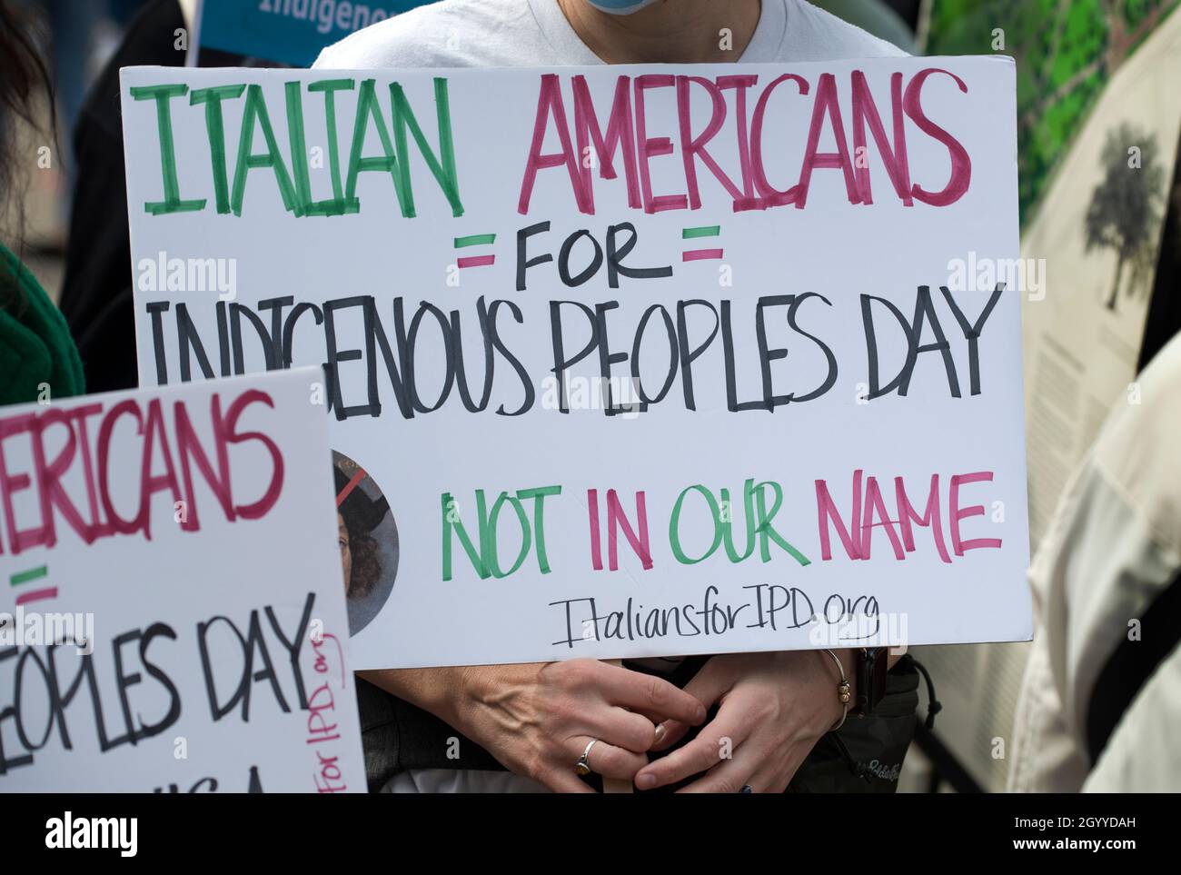 Kundgebung zur Unterstützung des Tages der indigenen Völker, Boston, Massachusetts, USA. 09 Okt. 2021. Mehr als 500 Indianer und Unterstützer versammelten sich beim Boston Common und marschierten durch das Zentrum von Boston zum Wasser im Christopher Columbus Park. Anfang der Woche unterzeichnete der amtierende Bürgermeister von Boston, Kim Janey, einen Executive Order, der am zweiten Montag im Oktober den „Tag der indigenen Völker“ in Boston vornahm. Im Oktober 2021 haben acht US-Bundesstaaten und Washington D.C. den Tag der indigenen Völker zum Feiertag erklärt. Kredit: Chuck Nacke / Alamy Stockfoto
