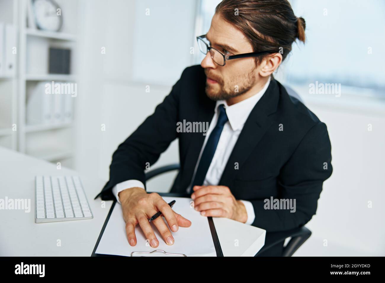 Geschäftsmann dokumentiert in der Hand Kommunikation per Telefon Lifestyle Stockfoto