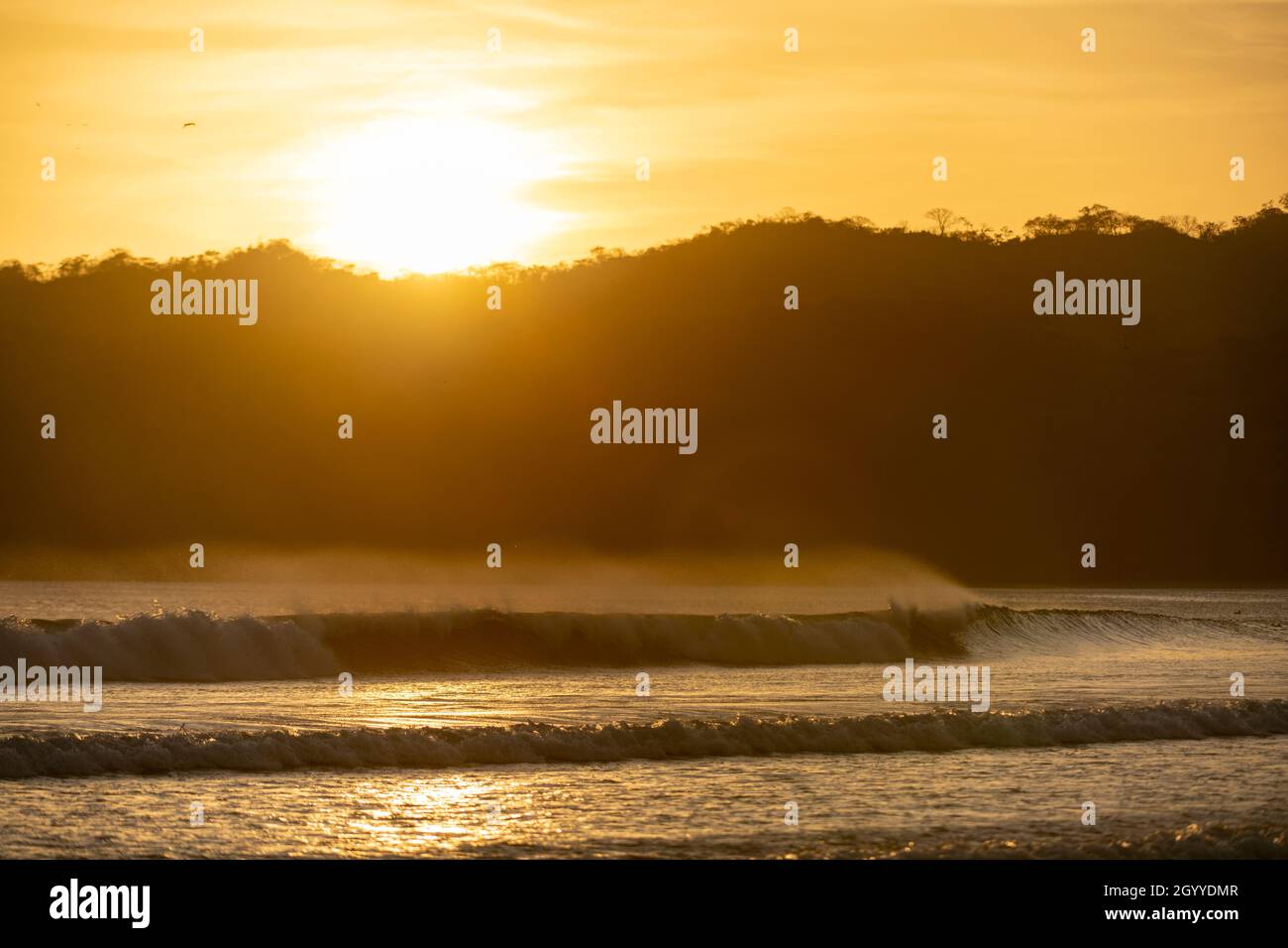 Große Wellen bei Sonnenuntergang in playa Venao, Panama, Mittelamerika Stockfoto