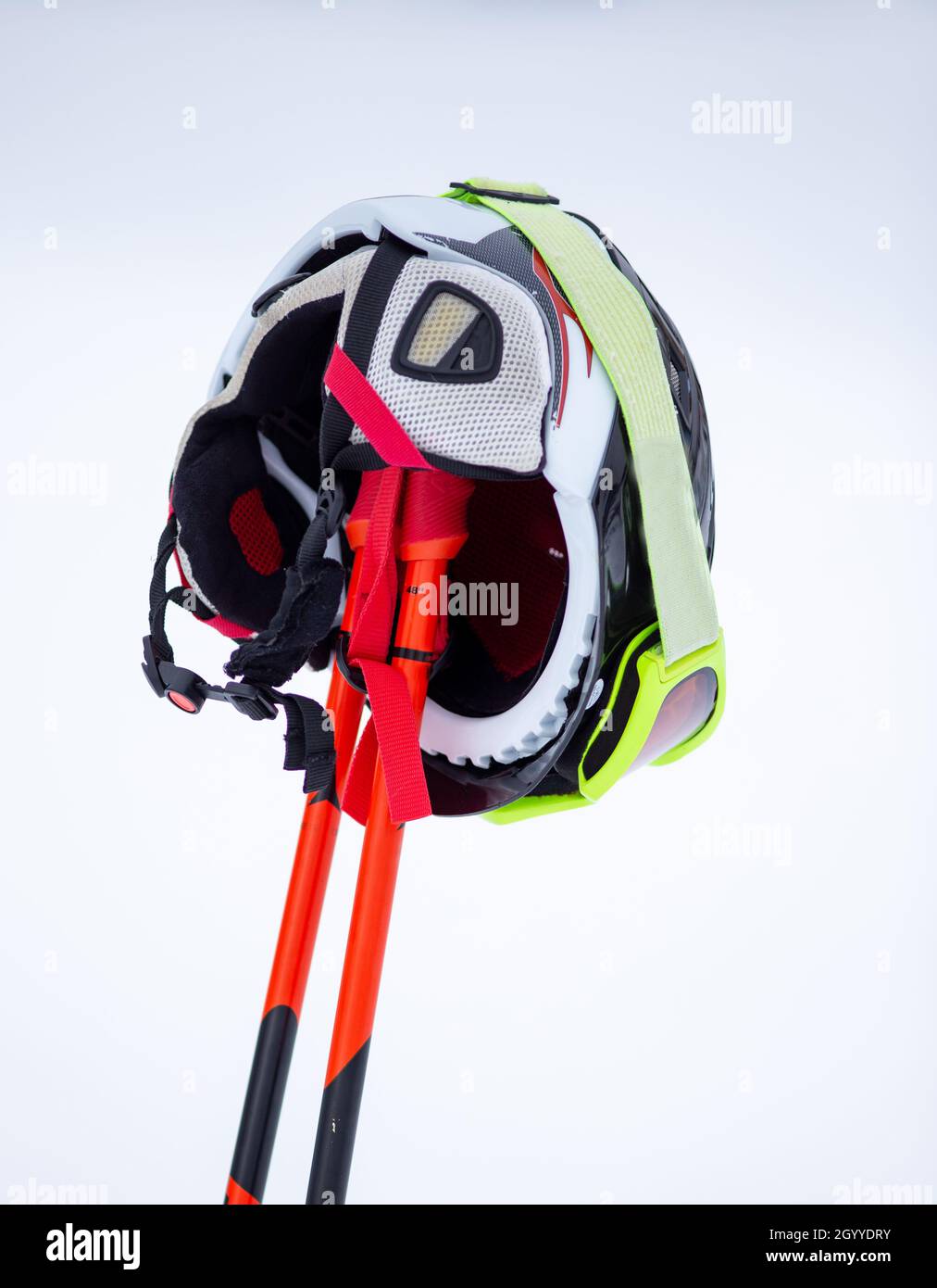 Helm auf Skisticks. Wintersport- und Erholungskonzept Stockfoto