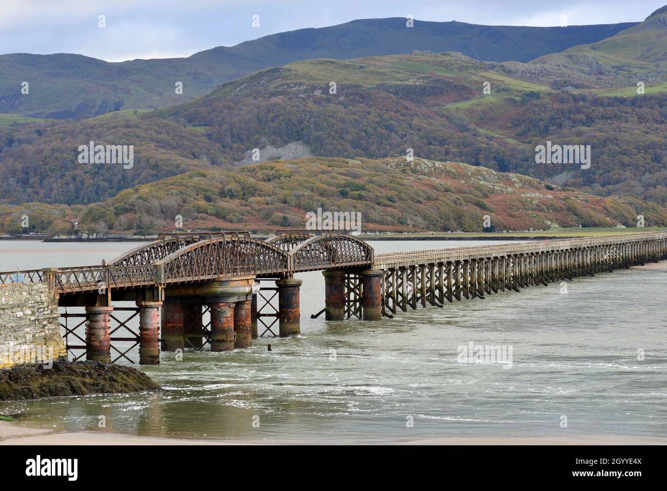 Die Eisenbahnbrücke über die Afon Mawddach in Abermaw / Barmouth, Gwnedd, Wales, Großbritannien Stockfoto