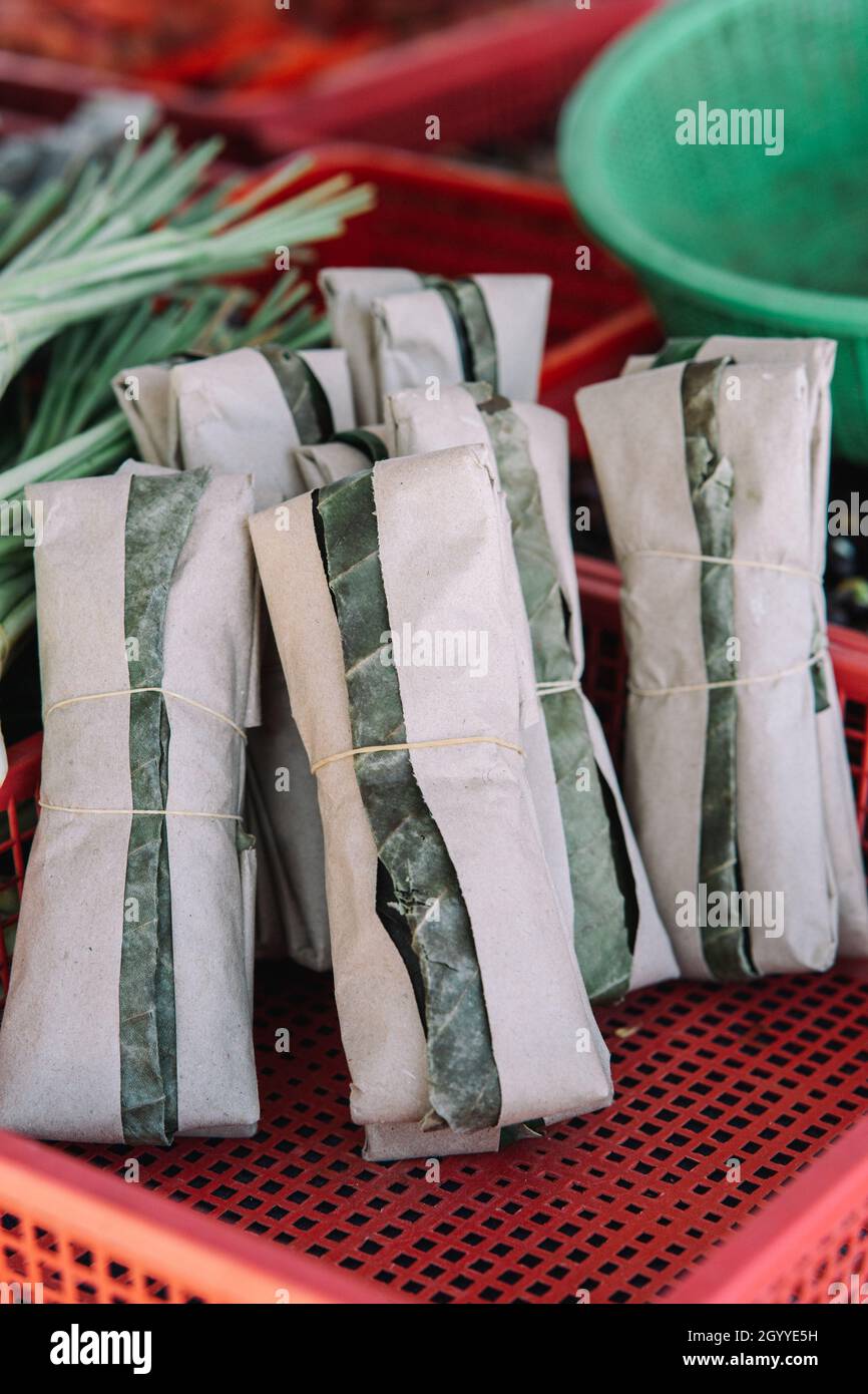 tempe oder Tempeh in Bananenblätter gehüllt, ist ein traditionelles indonesisches Essen aus fermentierten Sojabohnen. Stockfoto