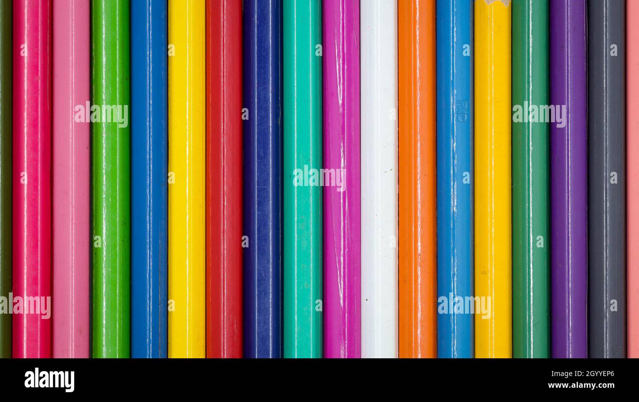 Horizontale Aufnahme verschiedener Farben von Farbstift-Körpern, die einer nach dem anderen seitlich angeordnet sind Stockfoto