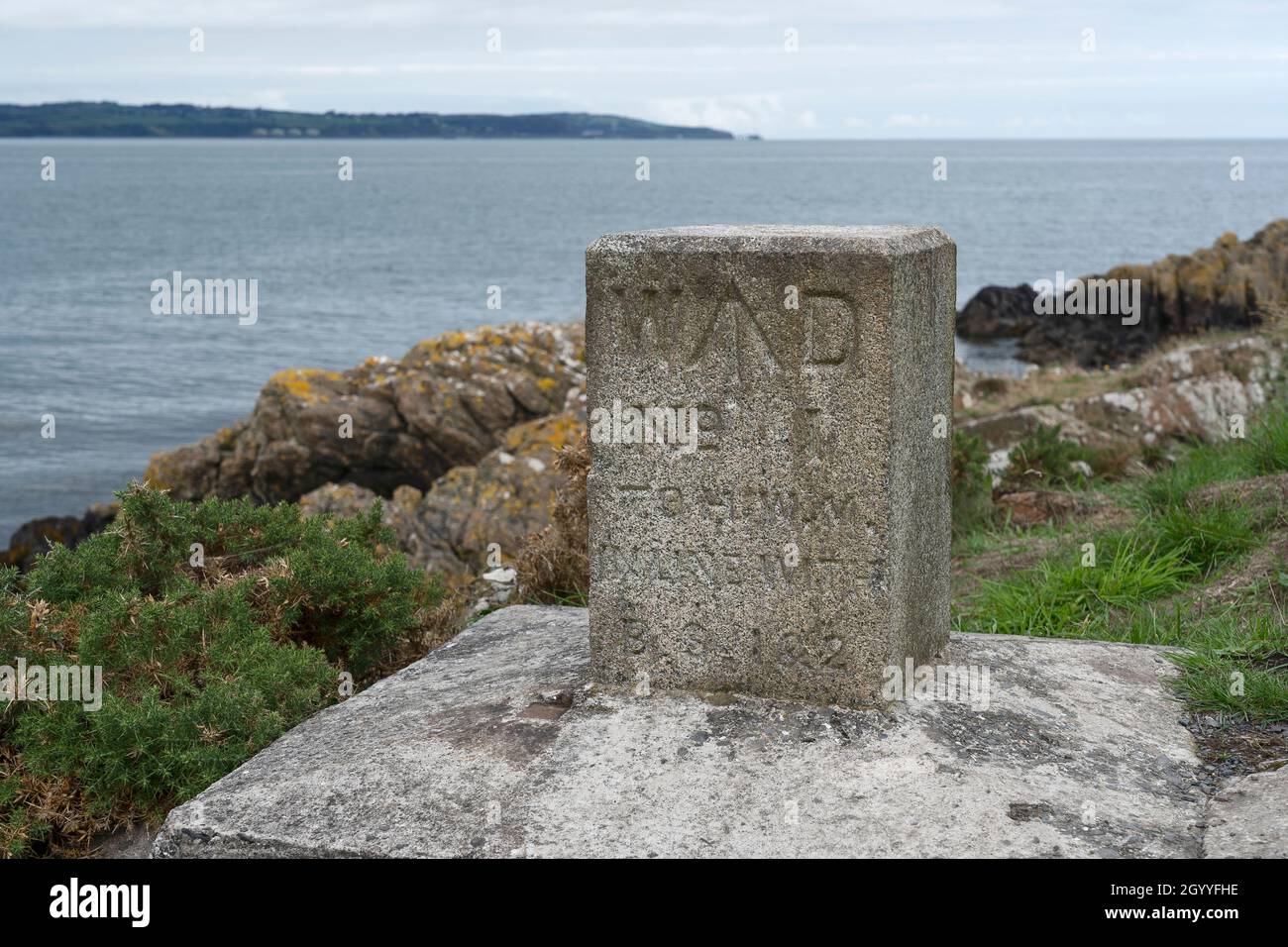 Ehemaliger Grenzstein des Kriegsministeriums in der Nähe von Gray Point Fort Helens Bay auf dem Küstenpfad Bangor nach Holywood in Nordirland Stockfoto