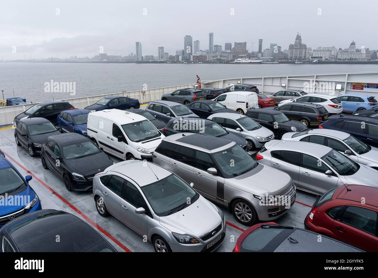 Autos auf dem Deck der MS Stena Embla in Birkenhead docken für eine Tagesüberfahrt von Liverpool Birkenhead nach Belfast Stockfoto