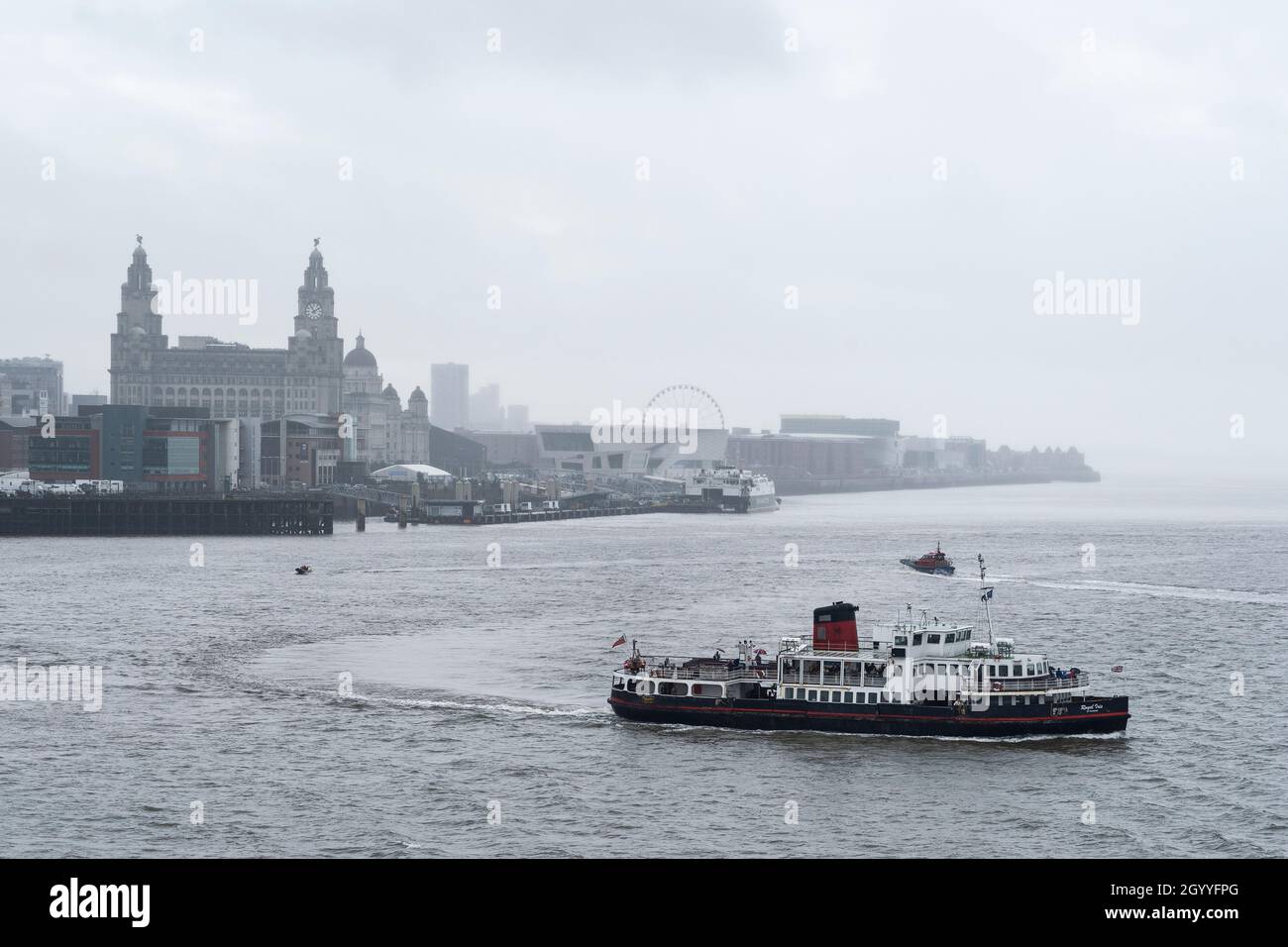 Royal Iris of the Mersey verlässt das Hafengebiet von Liverpool, um Passagiere über den Fluss Mersey zu befördern Stockfoto