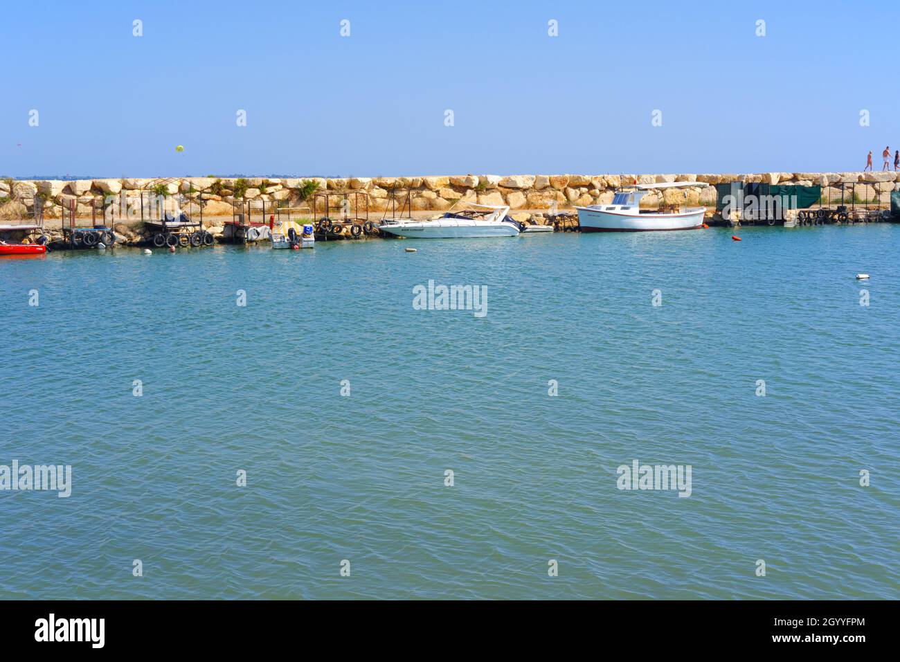 Kleine Holzboote am kleinen Hafen mit Sandküste in Antalya Türkei Stockfoto