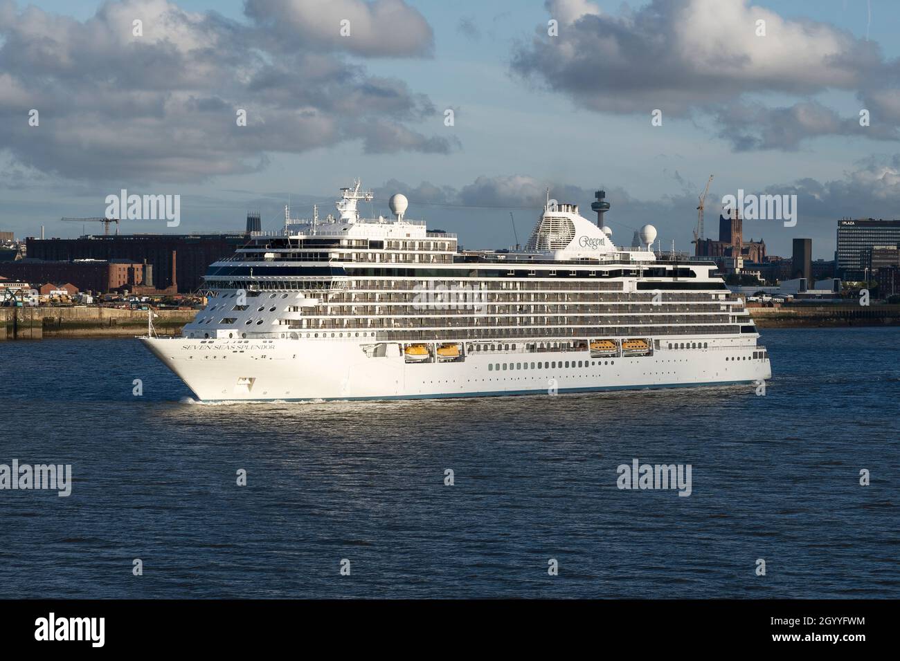 Das Regent Seven Seas-Schiff Seven Seas Splendor verlässt Liverpool mit der Skyline der Stadt im Hintergrund Stockfoto