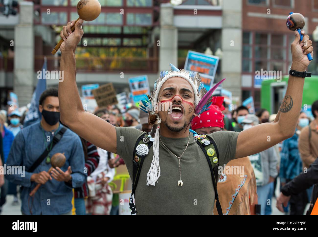 Kundgebung zum Tag der indigenen Völker, Boston, Massachusetts, USA. 09 Okt. 2021. Über 500 Indianer und Unterstützer marschierten durch das Zentrum von Boston zum Wasser im Park von Christopher Columbus. Anfang der Woche unterzeichnete der Bürgermeister von Boston, Kim Janey, einen Exekutivbefehl, der den zweiten Montag im Oktober zum „Tag der indigenen Völker“ und nicht zum Columbus-Tag (ein US-Bundesfeiertag) in Boston machte. Im Oktober 2021 haben acht US-Bundesstaaten und Washington D.C., den Tag der indigenen Völker zum Feiertag erklärt, anstatt zum Columbus-Tag. Kredit: Chuck Nacke / Alamy Live Nachrichten Stockfoto