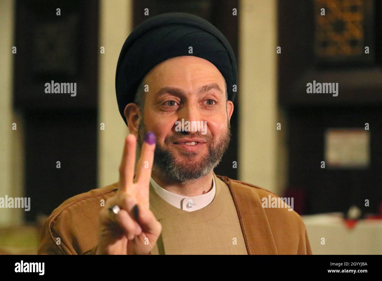 Bagdad. Oktober 2021. Ammar Al-Hakim, Leiter der Hikma-Bewegung (Weisheit), zeigt seinen mit Tinte befleckten Finger, nachdem er am 10. Oktober 2021 in einem Wahlzentrum in Bagdad, Irak, seine Stimme abgegeben hatte. Millionen von Irakern steuern am Sonntag in Wahllokale im ganzen Land zu, um das kommende parlament zu wählen, in der Hoffnung, dass es die langjährige Krise des Landes lösen könnte. Quelle: Xinhua/Alamy Live News Stockfoto