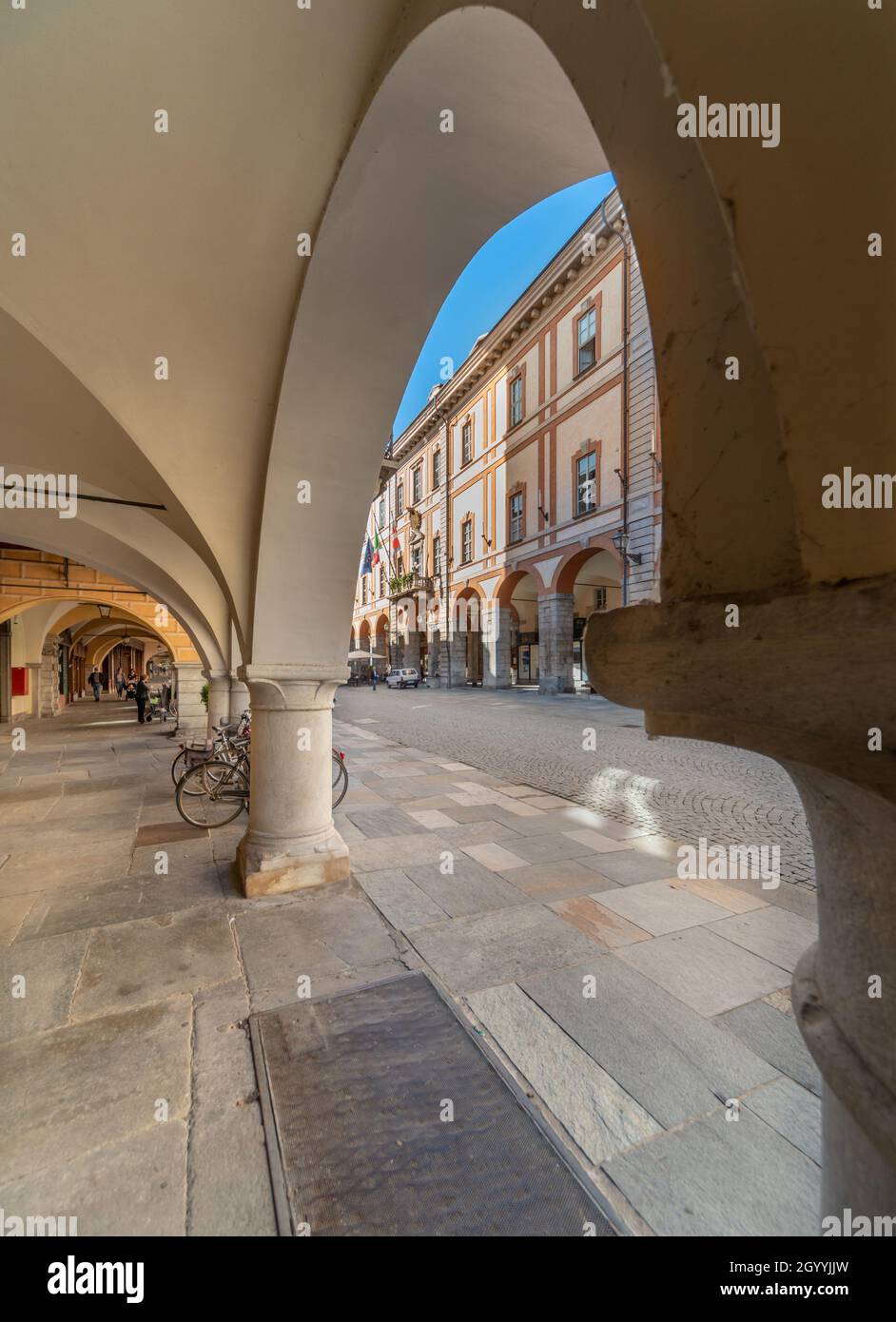 Cuneo, Piemont, Italien - 6. Oktober 2021: Das Rathaus von den Bögen der historischen Arkaden (Portici di Cuneo) in der Via Roma aus gesehen Stockfoto