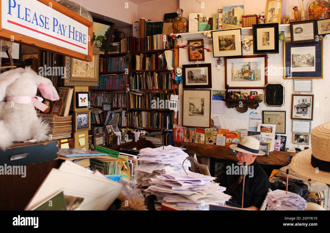 Die Schatzkammer des wunderbaren Sanctuary Bookshop in Lyme Regis. Ein Paradies für Buchliebhaber. Stockfoto