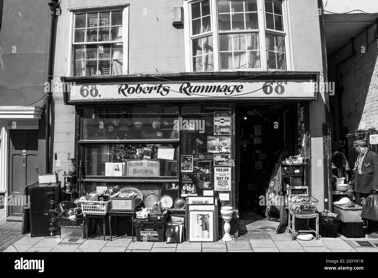 Es scheint, dass bei Roberts Rommage alles zum Verkauf steht. In der Altstadt von Hastings gibt es ein wunderbares kleines Geschäft mit Köstlichkeiten Stockfoto