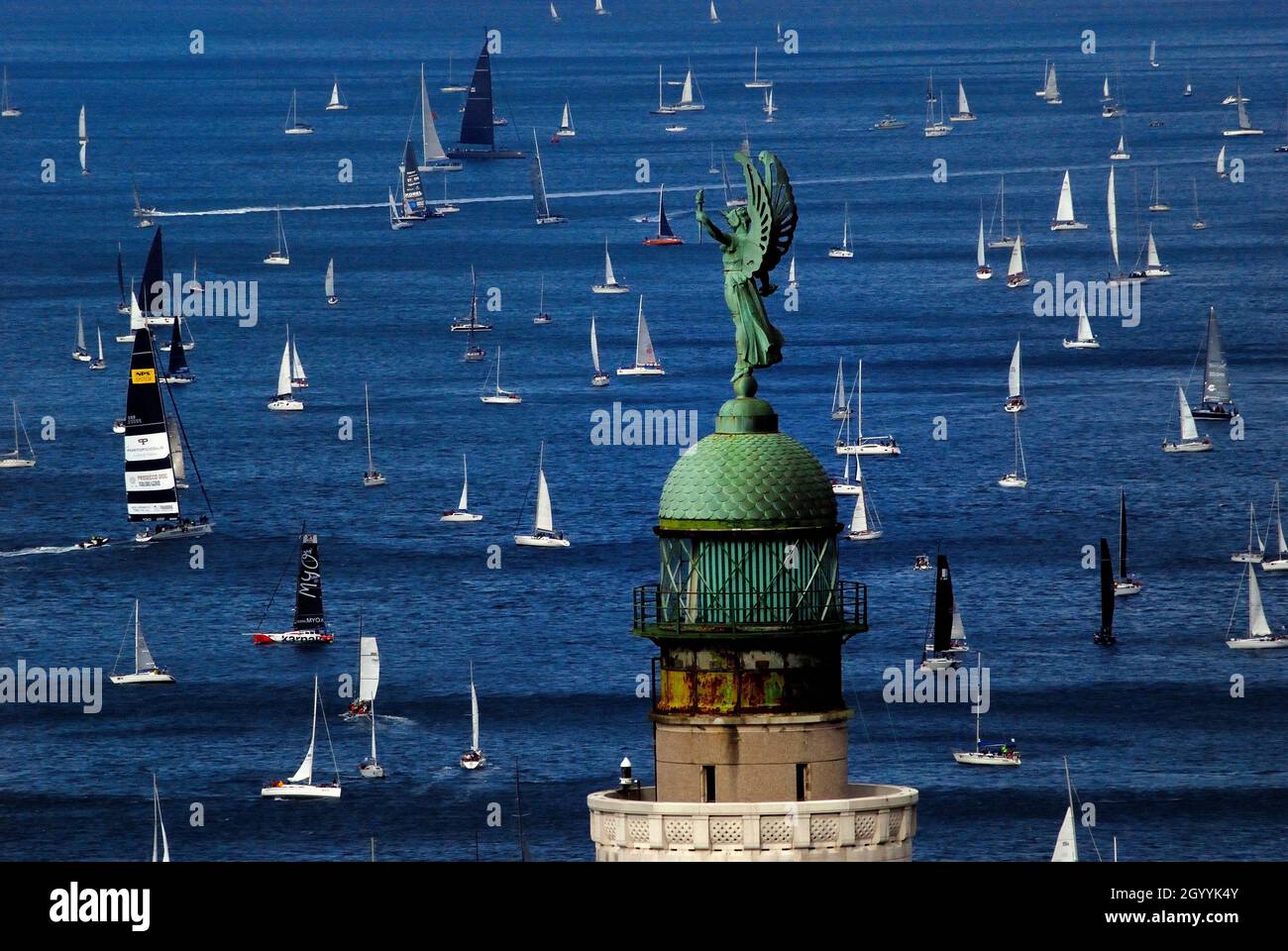 Triest, Italien, 10. Oktober 2021. Barcolana 53. Die berühmteste Regatta findet wegen des starken Windes 'Bora' mit einigen Schwierigkeiten statt. 1650 Boote angemeldet, aber nur Klasse 1 kann den Wettbewerb beenden. Die Regatta beginnt wie geplant um 10:30 Uhr, wird aber für alle Kategorien außer Klasse 1 um 11:40 Uhr unterbrochen. Der Gewinner ist Arca Sgr von Furio Benussi. Stockfoto