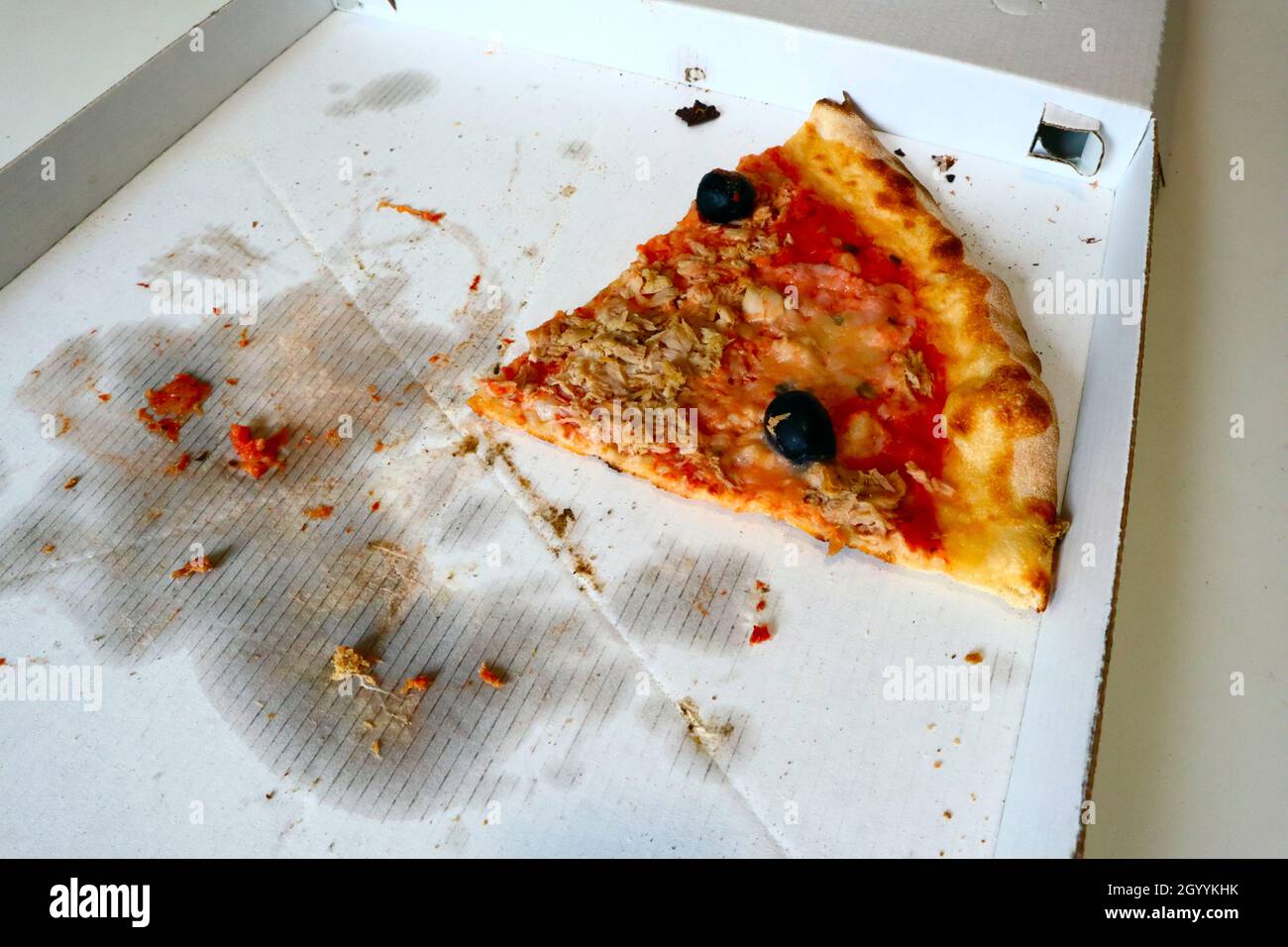 Ein Stück Pizza im Karton Stockfoto
