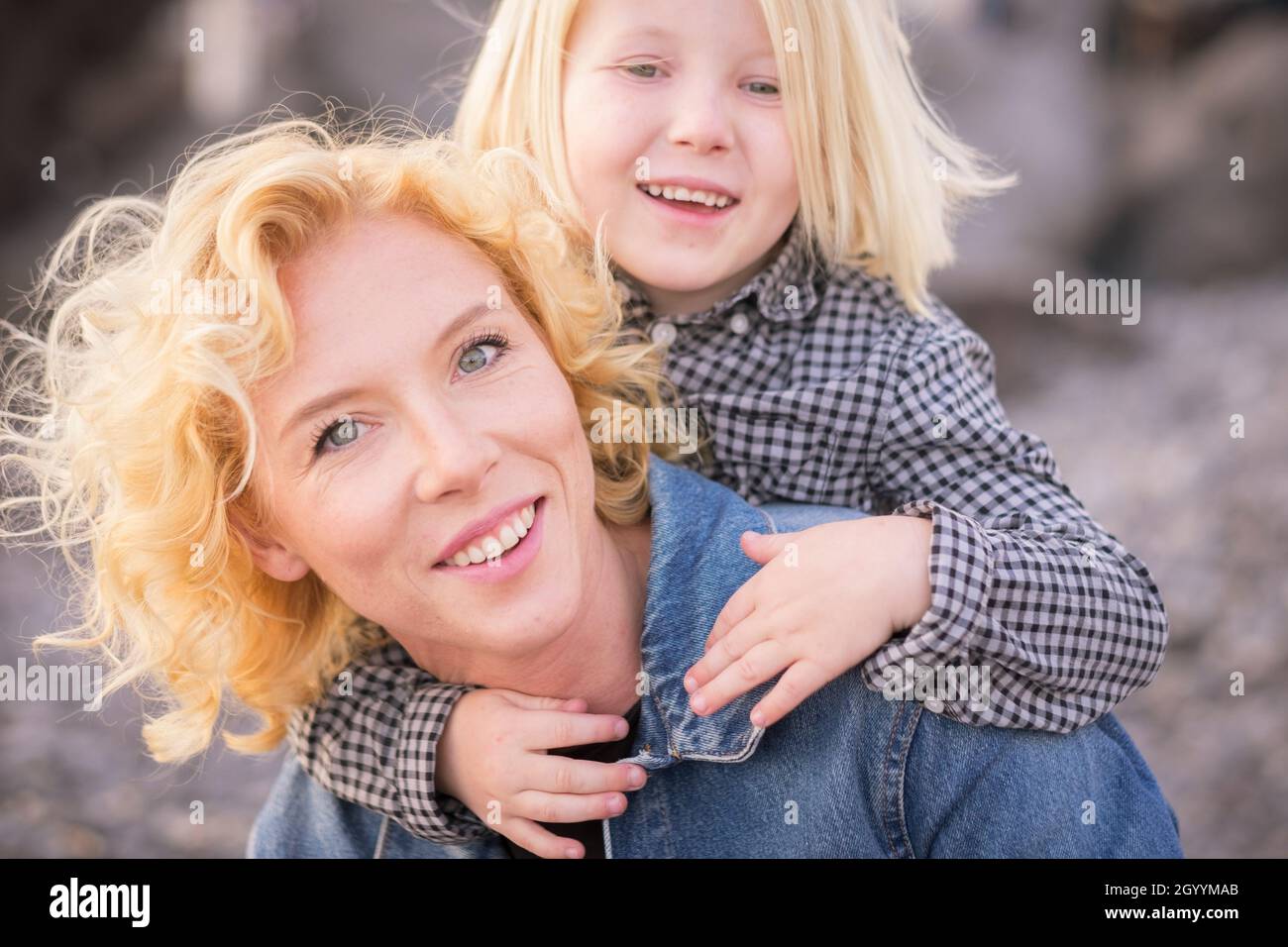 Hat mit mutter sohn kind