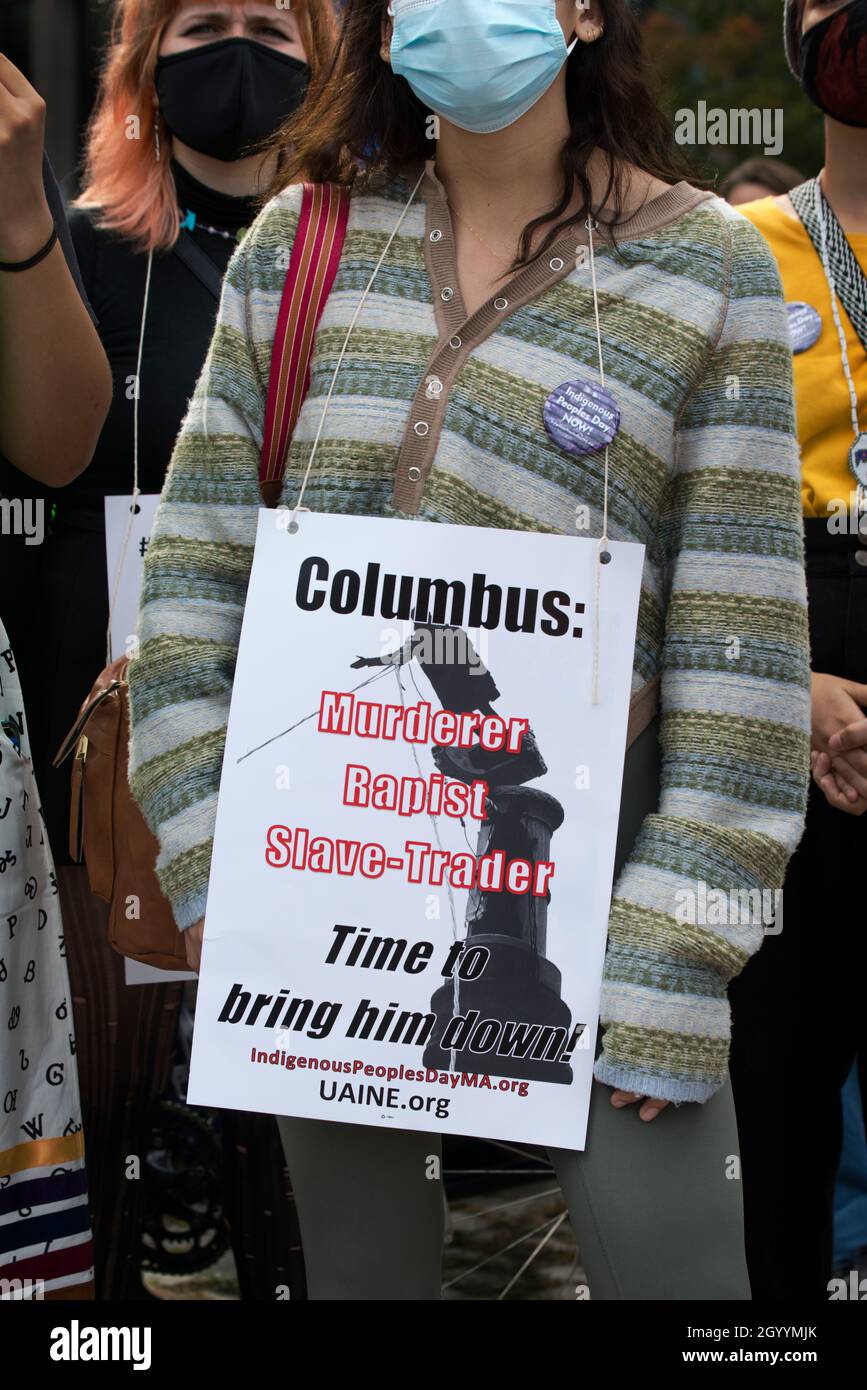 Kundgebung zur Unterstützung des Tages der indigenen Völker, Boston, Massachusetts, USA. 09 Okt. 2021. Mehr als 500 Indianer und Unterstützer versammelten sich beim Boston Common und marschierten durch das Zentrum von Boston zum Wasser im Christopher Columbus Park. Anfang der Woche unterzeichnete der amtierende Bürgermeister von Boston, Kim Janey, einen Executive Order, der am zweiten Montag im Oktober den „Tag der indigenen Völker“ in Boston vornahm. Im Oktober 2021 haben acht US-Bundesstaaten und Washington D.C. den Tag der indigenen Völker zum Feiertag erklärt. Kredit: Chuck Nacke / Alamy Stockfoto
