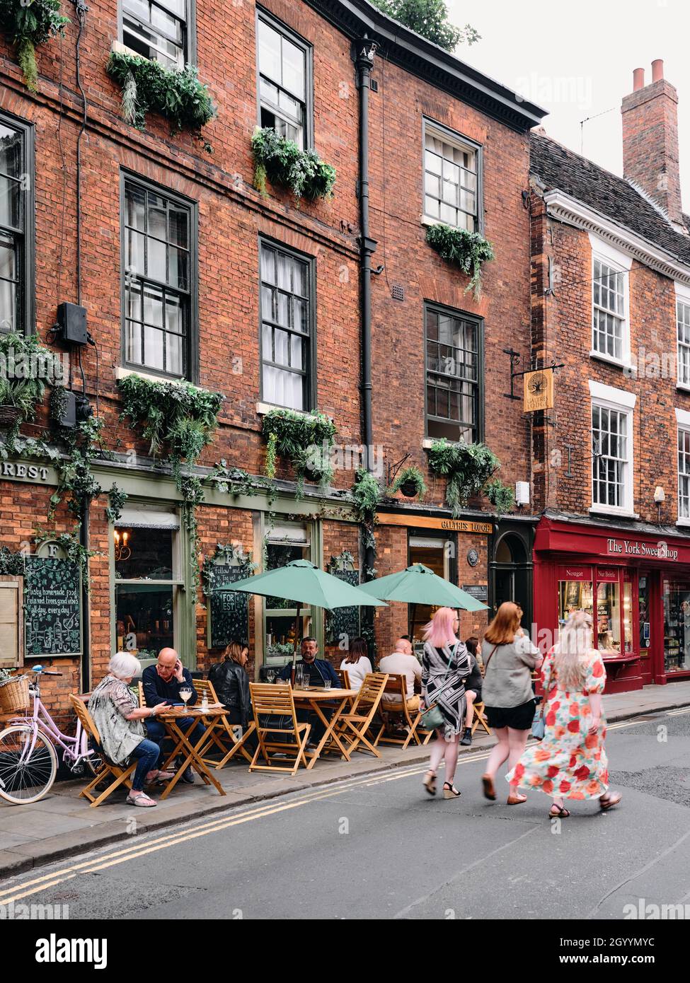 Essen und Trinken im Freien in einem Pub in den engen Straßen des Stadtzentrums von York Yorkshire England Stockfoto