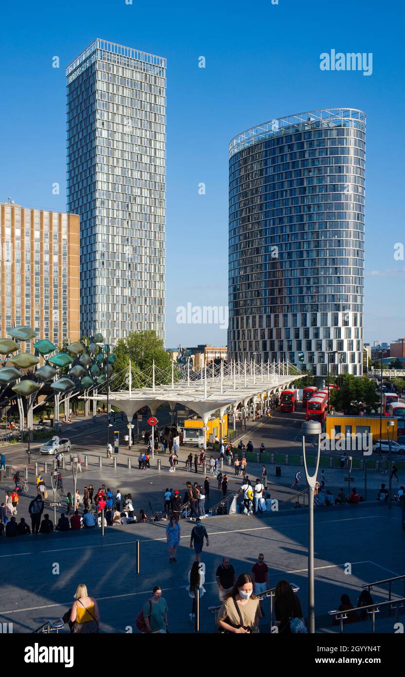 Blick hinunter in den Busbahnhof von Stratford mit hohen Gebäuden im Hintergrund Stockfoto