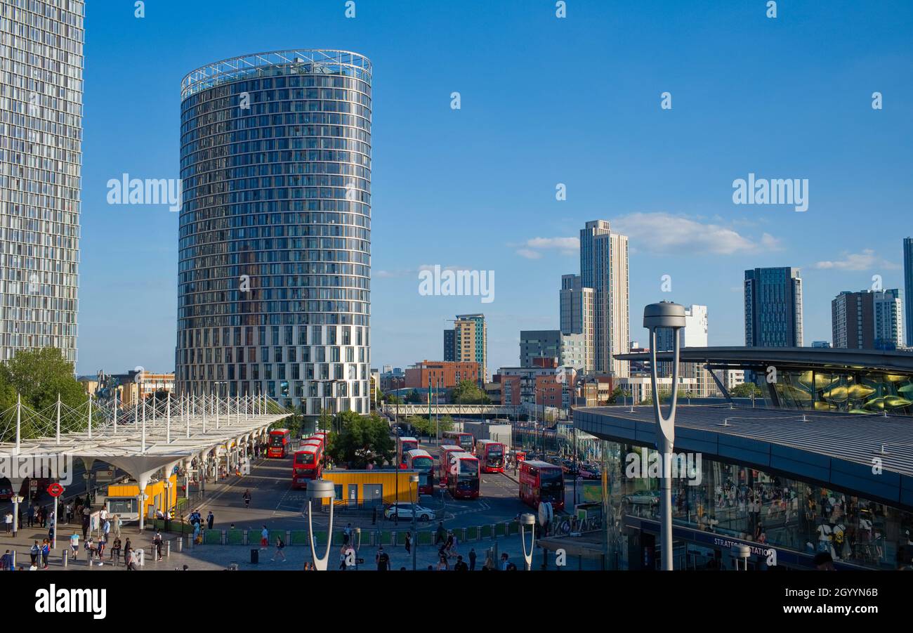 Blick hinunter in den Busbahnhof von Stratford mit hohen Gebäuden im Hintergrund Stockfoto