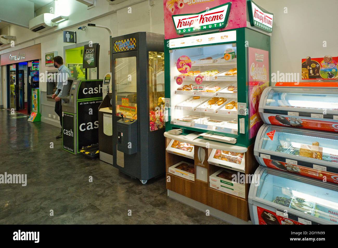 Krispy Kreme Dispensiermaschine in der Hartshead Moor East Service Station am M62, bewertet die schlechteste im Jahr 2022 Stockfoto