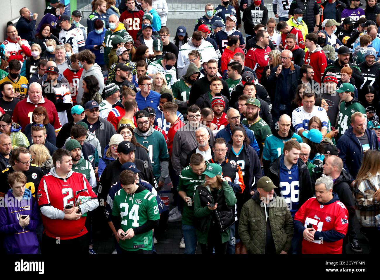 Amerikanische Fußballfans kommen im Vorfeld des Spiels Atlanta Falcons gegen New York Jets im Rahmen der NFL London Games im Tottenham Hotspur Stadium, London, ins Stadion. Bilddatum: Sonntag, 10. Oktober 2021. Stockfoto