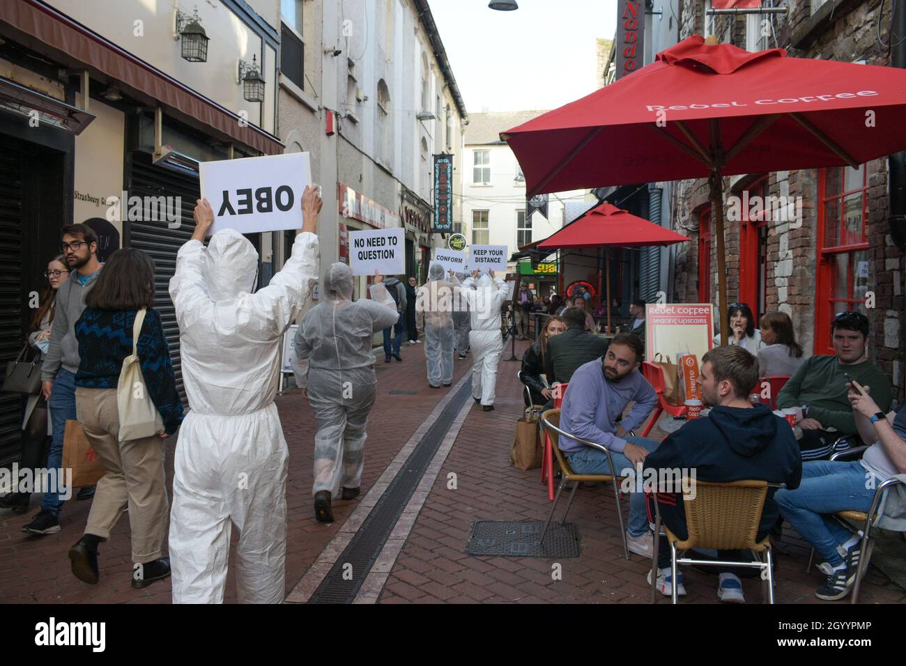 Cork City, Cork, Irland. Oktober 2021. In Cork fand eine stille Demonstration statt, um gegen die Pandemie von Covid 19 zu protestieren. Kredit; Karlis Dzjamko / Alamy Live News Stockfoto