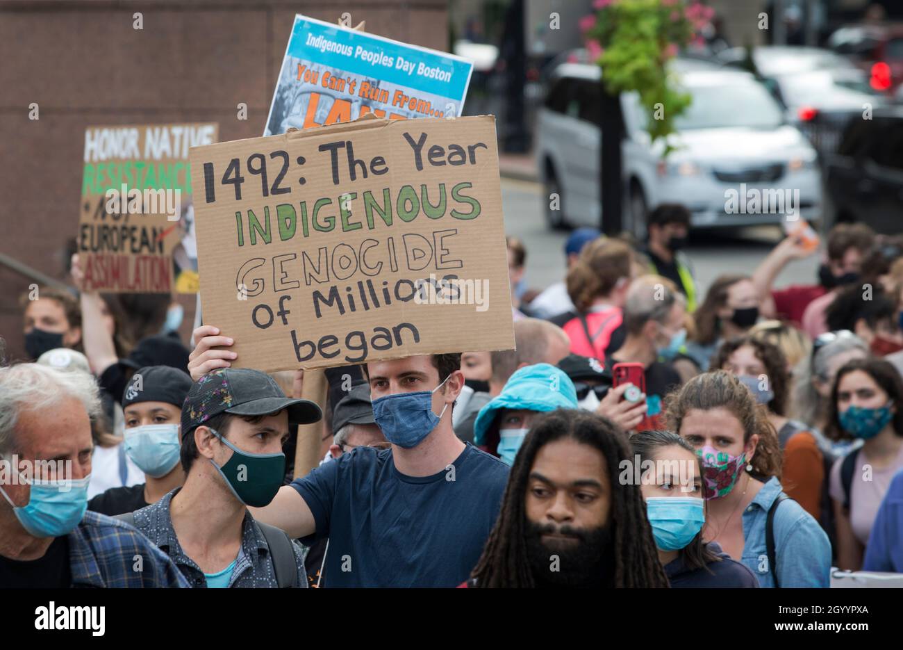 Kundgebung zur Unterstützung des Tages der indigenen Völker, Boston, Massachusetts, USA. 09 Okt. 2021. Mehr als 500 Indianer und Unterstützer versammelten sich beim Boston Common und marschierten durch das Zentrum von Boston zum Wasser im Christopher Columbus Park. Anfang der Woche unterzeichnete der amtierende Bürgermeister von Boston, Kim Janey, einen Executive Order, der am zweiten Montag im Oktober den „Tag der indigenen Völker“ in Boston vornahm. Im Oktober 2021 haben acht US-Bundesstaaten und Washington D.C. den Tag der indigenen Völker zum Feiertag erklärt. Kredit: Chuck Nacke / Alamy Stockfoto