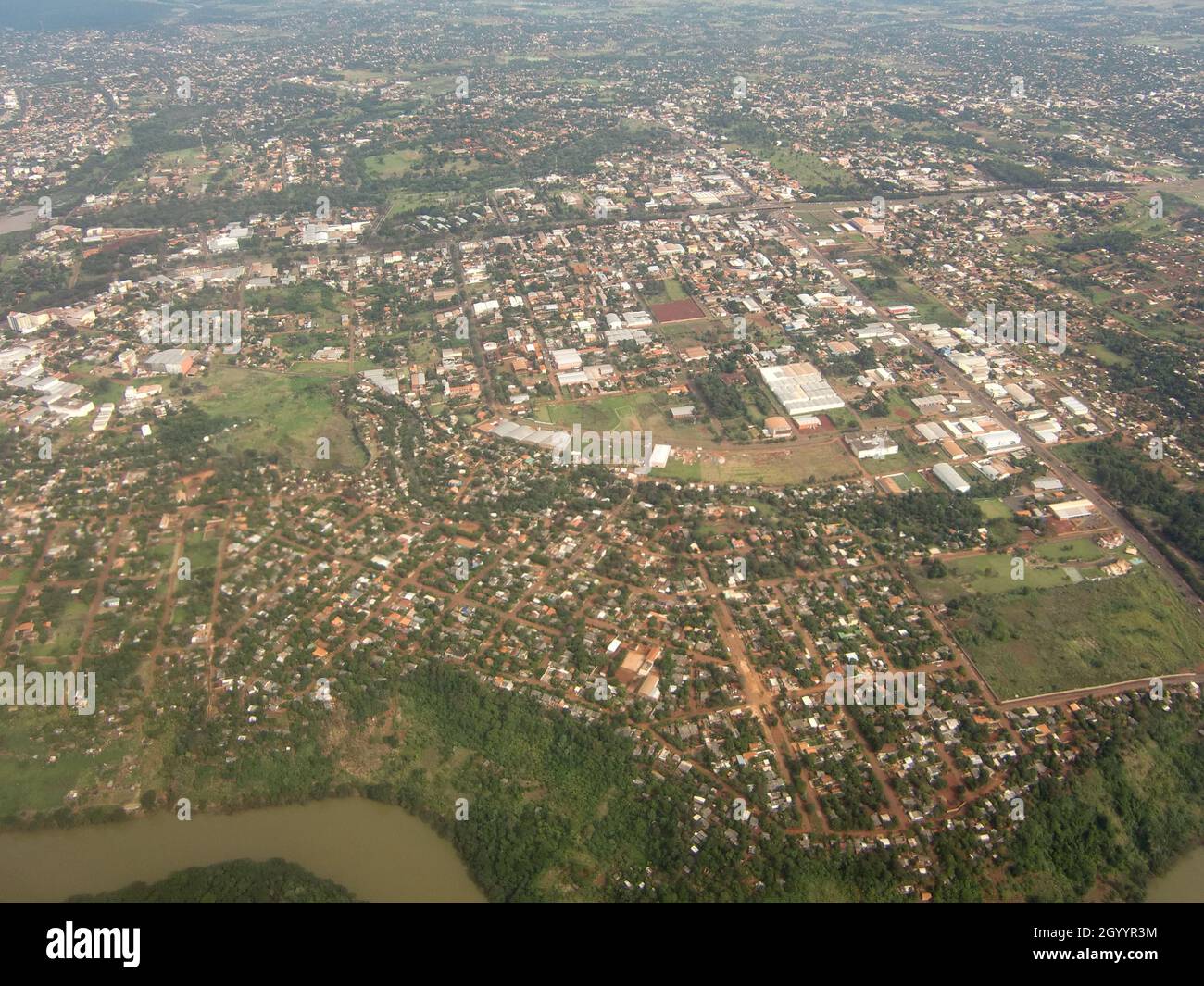 Mit dem Flugzeug von Rio de Janeiro nach Foz do Iguaçu - Luftaufnahme von Brasilien Stockfoto