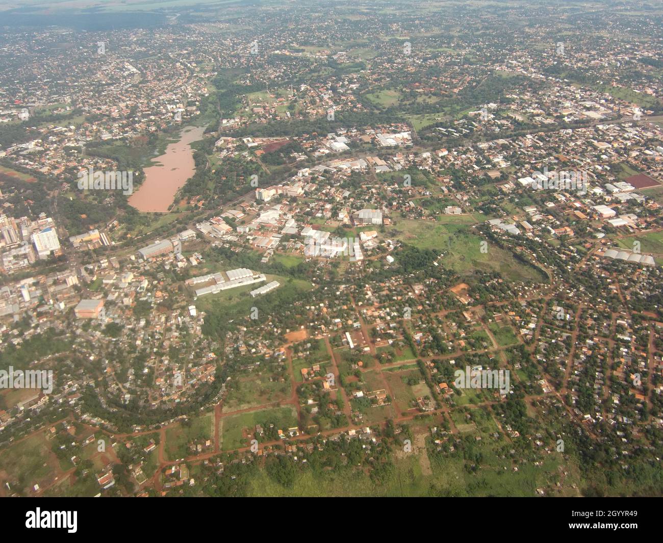 Mit dem Flugzeug von Rio de Janeiro nach Foz do Iguaçu - Luftaufnahme von Brasilien Stockfoto
