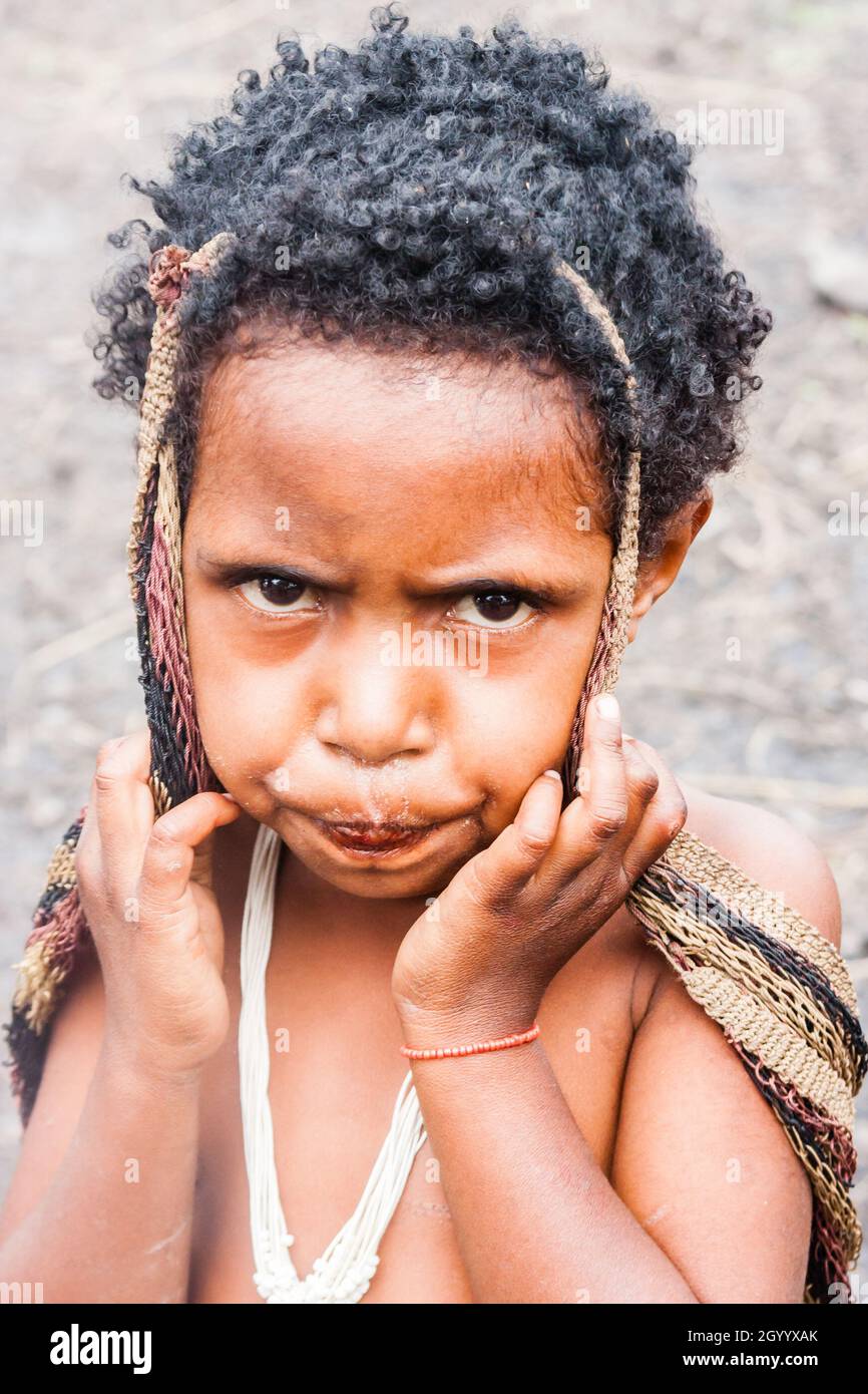 Wamena, Indonesien - 9. Januar 2010: Porträt des dani-Stammes, Indonesien, Papua-Neuguinea. Stockfoto