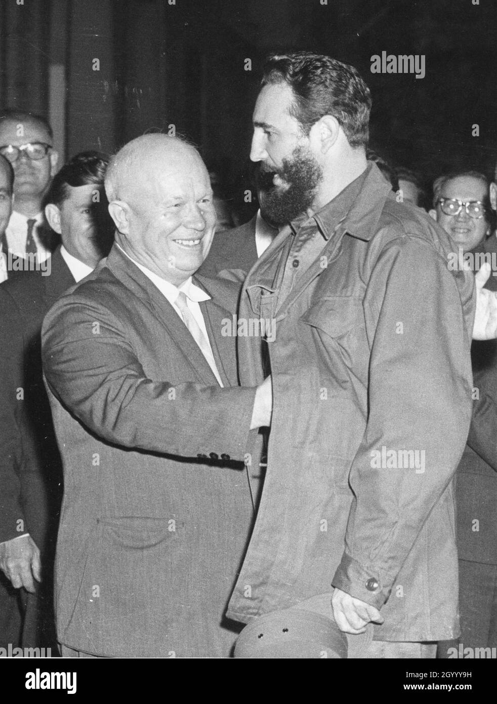 Der sowjetische Premier Nikita Chruschtschow (links) gibt dem kubanischen Premier Fidel Castro ein herzliches Klatschen auf den Rücken, als dieser bei der sowjetischen Gesandtschaft zum Abendessen eintrifft. Beide waren zur 15. Generalversammlung der Vereinten Nationen in New York City. New York City, 9-23-60. Stockfoto