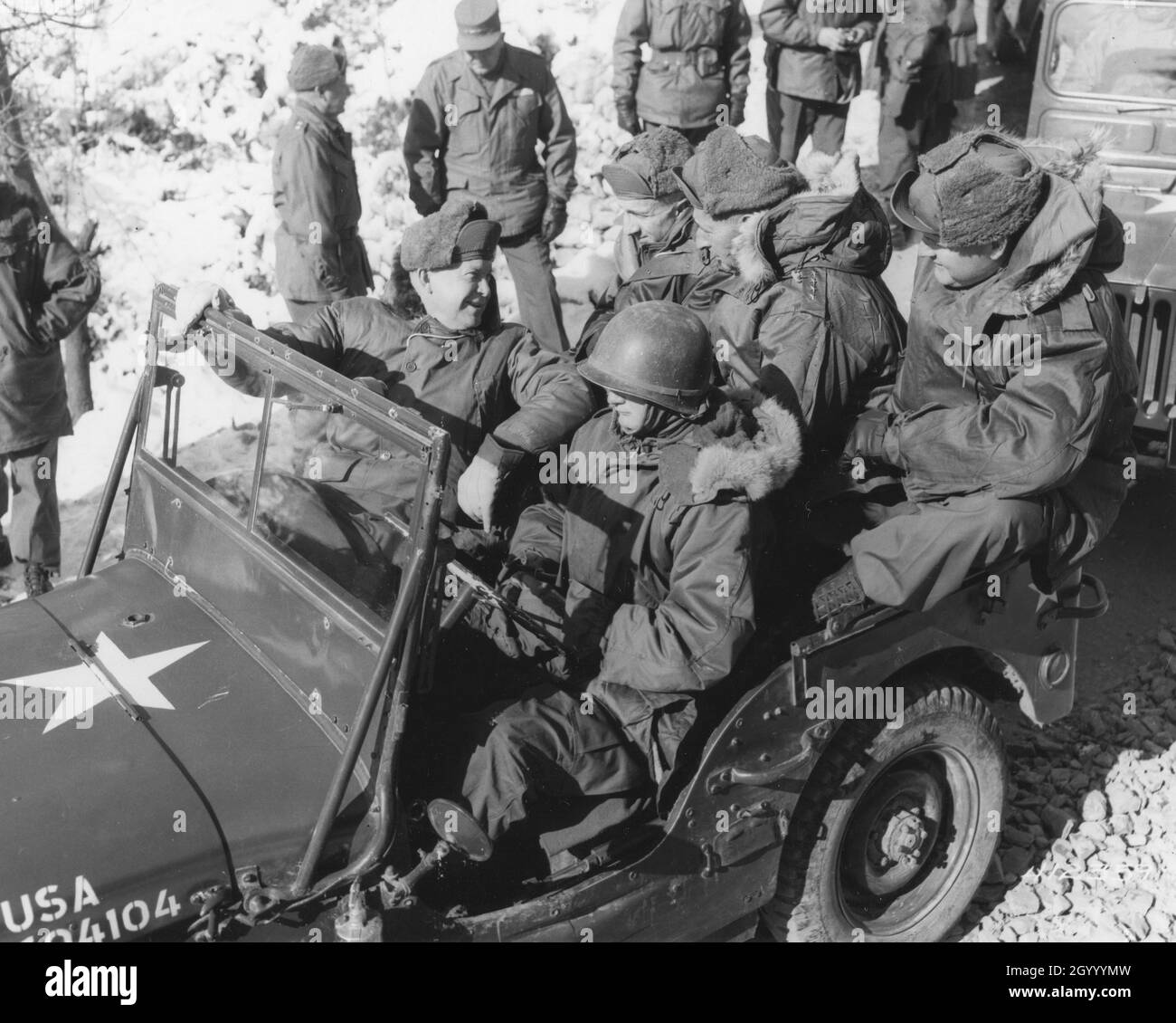 Der designierte Präsident Dwight D. Eisenhower (Vordersitz, links); General Mark W. Clark, Oberbefehlshaber, United Nations Command (Rücksitz, Mitte), und Mitglieder ihrer Partei beginnen eine Tour durch die Installationen in einem Jeep am Hauptquartier der 2. US-Inf. Abteilung. Korea, 12-5-52. Stockfoto