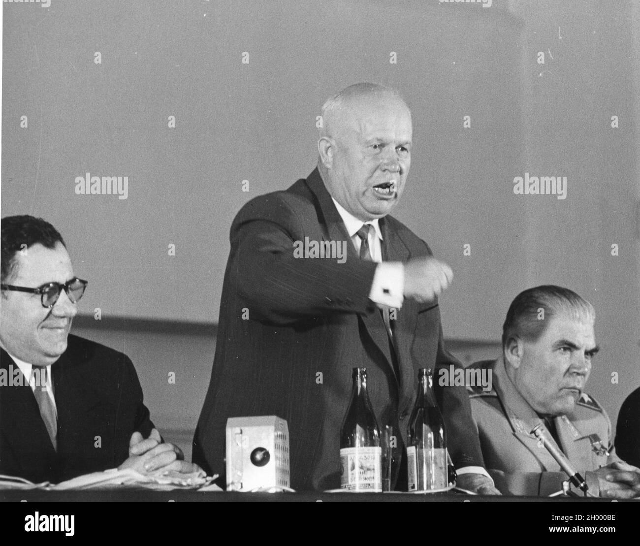 Der sowjetische Premier Nikita Krushchev (Mitte) schüttelt die Faust, als er auf seiner Abschiedspressekonferenz 5-18-60, nachdem er an der Gipfelkonferenz teilgenommen hatte, eine bittere Tirade einlegt. Zu seiner Rechten steht der sowjetische Verteidigungsminister Marschall Rodion Malinovski. Links ist der sowjetische Außenminister Andrei Gromyko. Paris, Frankreich. Stockfoto