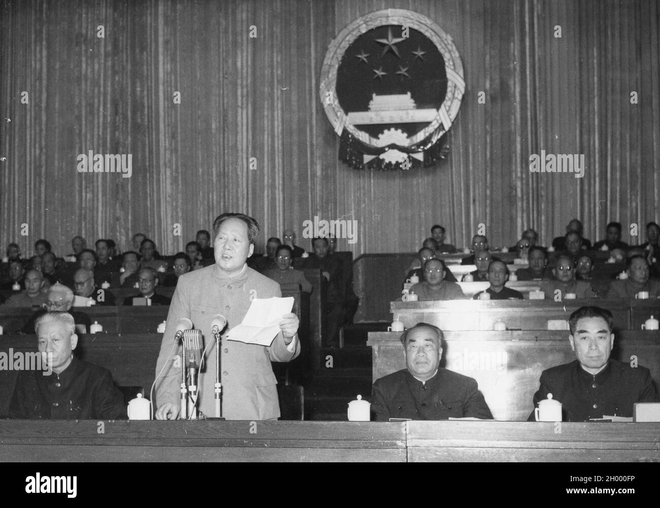 Mao Tse-Tung, Vorsitzender des Zweiten Nationalen Volkskongresses der Volksrepublik China (stehend), wird während der Eröffnung am 18. April 1959 als Vorsitzender einer Sitzung dargestellt. Peking, China. Stockfoto