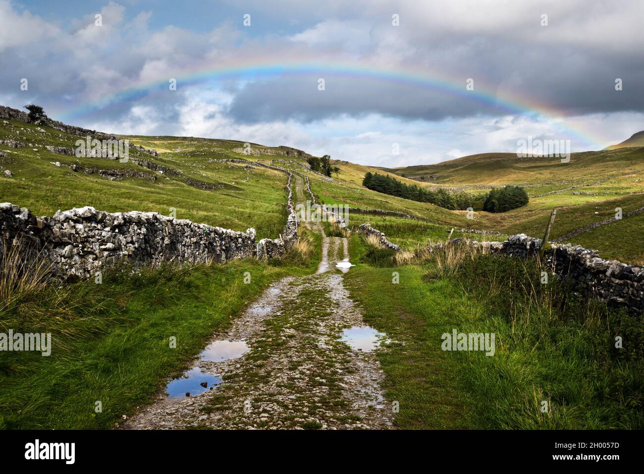 Regenbogen über dem Pennine Way, Horton-in-Ribblesdale, Yorkshire Dales National Park, Großbritannien Stockfoto