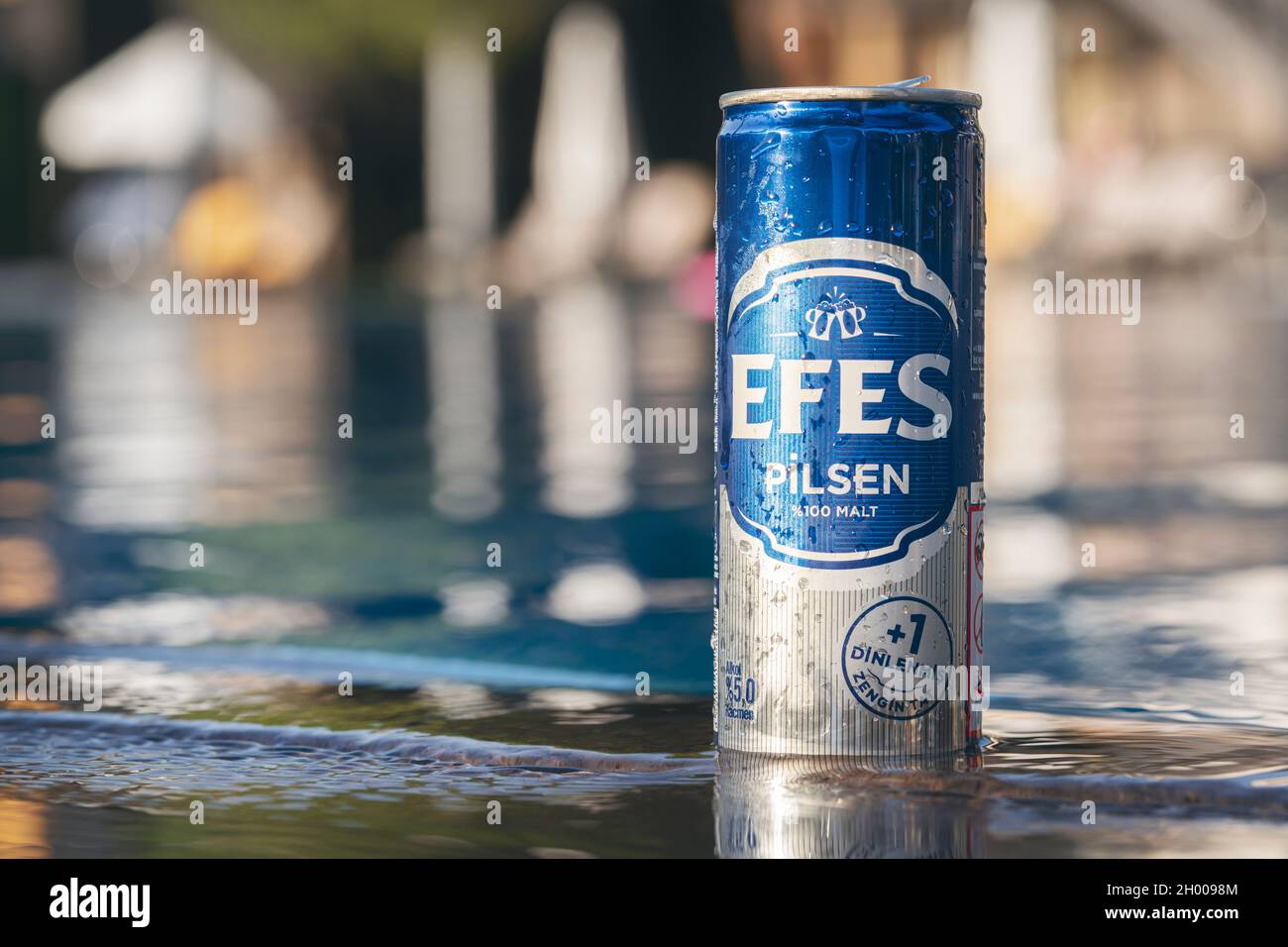TÜRKEI, ANTALYA 10. SEPTEMBER 2021: Aluminiumkiste von efes pilsener Bier am Pool im Sommer. Stockfoto