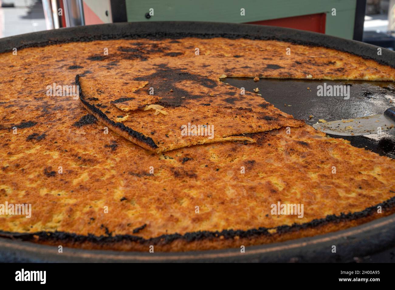 Socca, ein Pfannkuchen mit Kichererbsen, ist ein beliebter Snack in Nizza, Frankreich Stockfoto