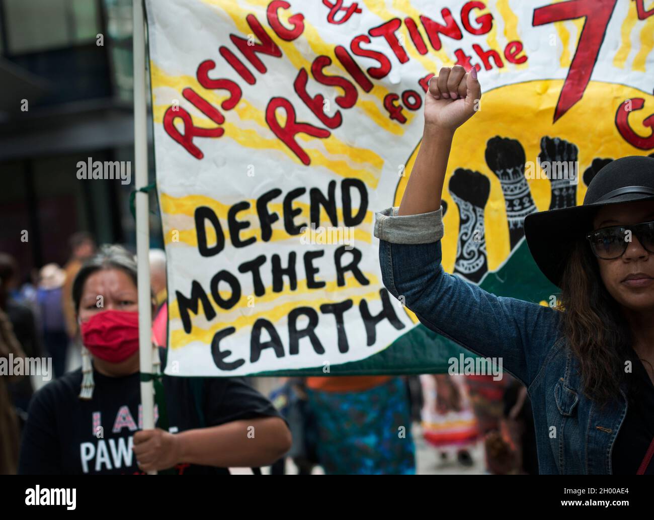 Kundgebung zur Unterstützung des Tages der indigenen Völker, Boston, Massachusetts, USA. 09 Okt. 2021. Mehr als 500 Indianer und Unterstützer versammelten sich beim Boston Common und marschierten durch das Zentrum von Boston zum Wasser im Christopher Columbus Park. Anfang der Woche unterzeichnete der amtierende Bürgermeister von Boston, Kim Janey, einen Executive Order, der am zweiten Montag im Oktober den „Tag der indigenen Völker“ in Boston vornahm. Im Oktober 2021 haben acht US-Bundesstaaten und Washington D.C. den Tag der indigenen Völker zum Feiertag erklärt. Kredit: Chuck Nacke / Alamy Stockfoto