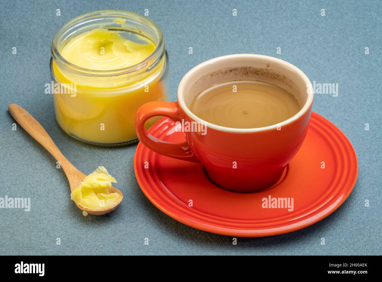 tasse frischer fetthaltiger Kaffee mit Ghee (Butterreinung) und MCT-Öl – ketogenes Diät-Konzept Stockfoto