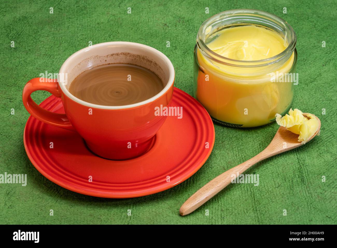 tasse frischer fetthaltiger Kaffee mit Ghee (Butterreinung), MCT-Öl - ketogenes Diät-Konzept Stockfoto