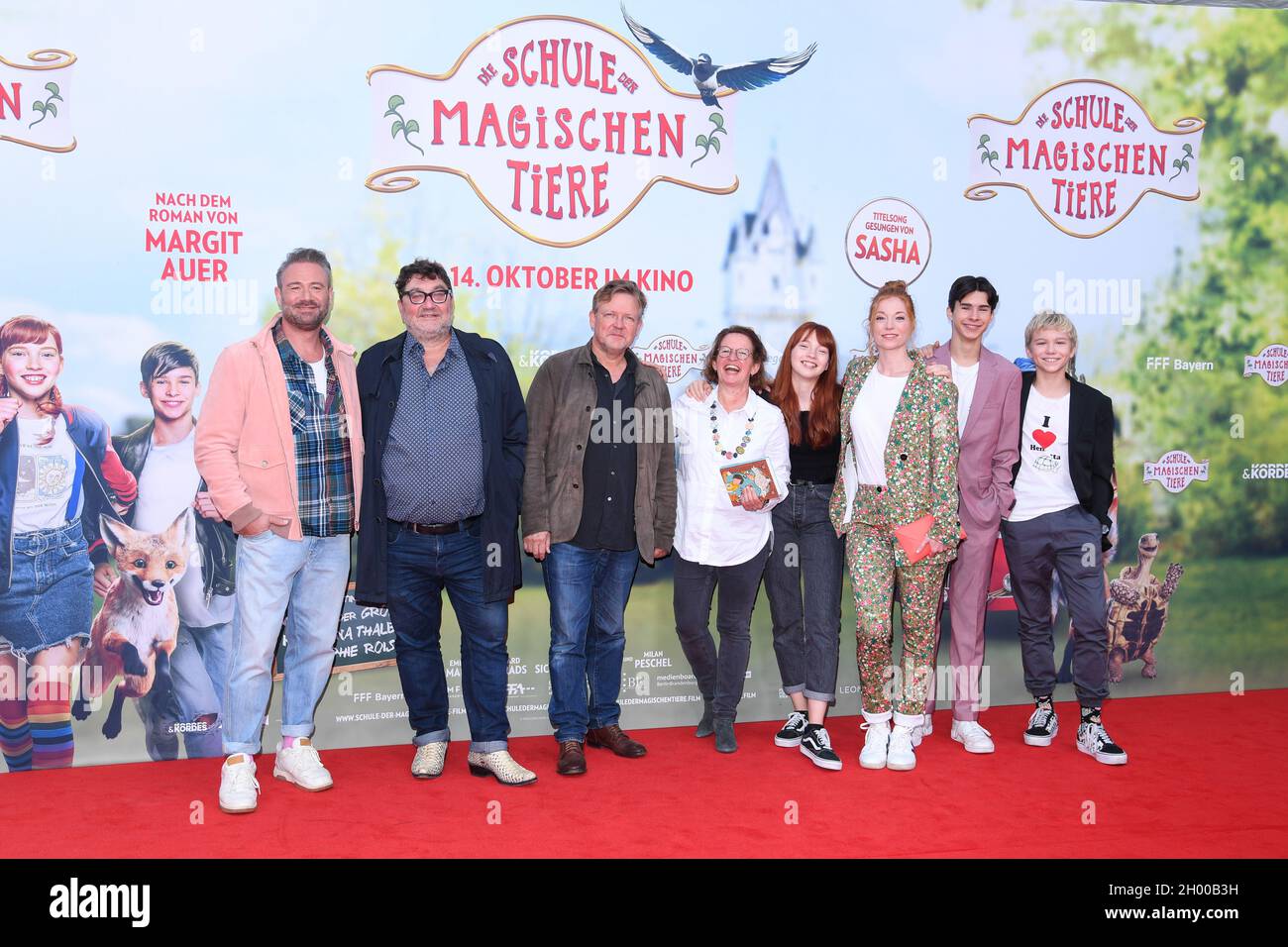 München, Deutschland. Oktober 2021. Sasha (l-r), Sänger und Titelsong-Interpret, Heiko Pinkowski, Schauspieler, Justus von Dohnányi, Schauspieler, Margit Auer, Romanautorin und die Schauspieler Emilia Maier, Marleen Lohse, Loris Sichrovsky und Leonard Conrads kommen zur Hauptpremiere des Spielfilms 'Schule der magischen Tiere' im Arri Kino an. Der Film erscheint am 14. Oktober in den deutschen Kinos. Quelle: Tobias Hase/dpa/Alamy Live News Stockfoto