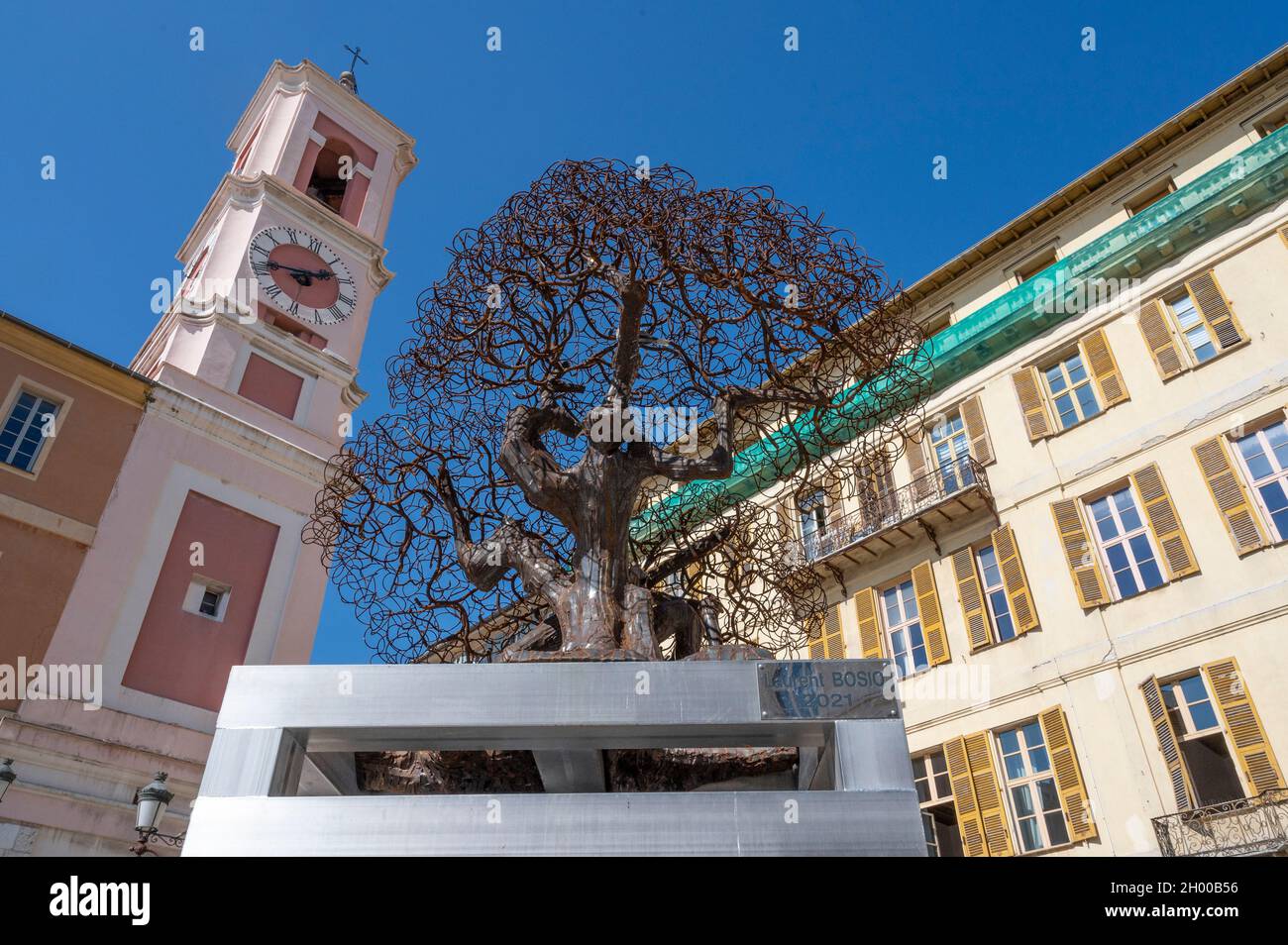 Die Olivenbaum-Skulptur 'L'oulivié' auf dem Place du Palais de Justice, Nizza, Frankreich Stockfoto